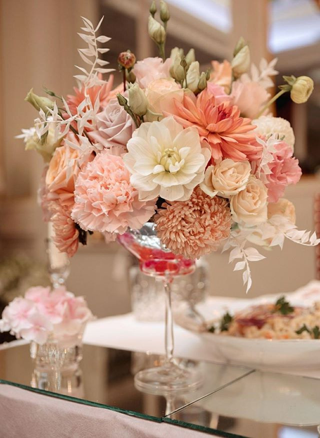 Декор стола молодоженов, свечи, подсвечники, живые цветы