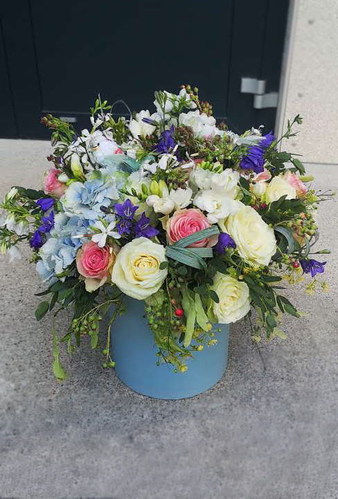 Ziedu pušķi kastē. Event design, decoration, floristry, gift, Irina Novika, Riga, Latvia