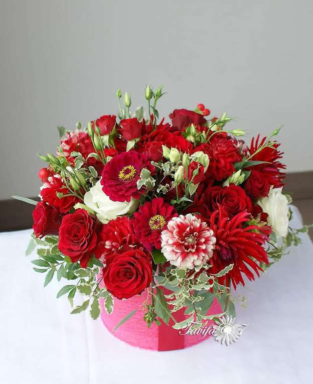 Ziedu pušķi kastē. Event design, decoration, floristry, gift, Irina Novika, Riga, Latvia