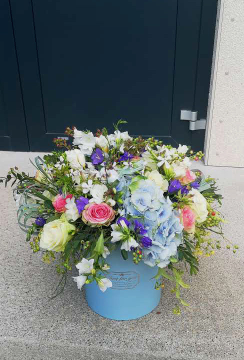 Ziedu pušķi kastē. Event design, decoration, floristry, gift, Irina Novika, Riga, Latvia