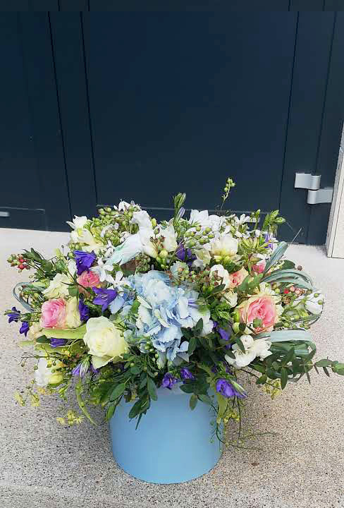 Ziedu pušķi kastē. Event design, decoration, floristry, gift, Irina Novika, Riga, Latvia