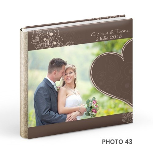 - Copertă delicată pentru album de botez cu tematică copilărie  - Model vesel de copertă album foto botez pentru fetiță/băiețel  - Album de botez cu copertă personalizată și design elegant  - Copertă colorată și jucăușă pentru albumele de botez.alinofotostudio,fotograf Botoșani ,fotograf Iași,fotograf Suceava ,Alin chirila fotograf, album botez, Photobook , servicii fotobotez,servicii foto video botez ,- Copertă elegantă pentru album de nuntă din piele albă  - Model rafinat de copertă album foto nuntă personalizat  - Copertă premium pentru album foto de nuntă – design clasic  - Album de nuntă cu copertă din materiale fine și detalii de lux.Colectia Swarovski.   Celebrele cristale Swarovski asezate cu inspiratie pe linii grafice rafinate dau strãlucire si stil invitatiei de a deschide un album de referintã.Colectia Elite.   Impresionat înainte de a deschide albumul. Imagine si decor imprimate de înaltã calitate pe coperta din piele ecologicã.Colectia Photo.   Aceastã colectie dã o idee clarã asupra continutului prin acoperirea copertii cu modele creative pe hârtie foto înfoliate pentru rezistentã în timp si pentru a fi foarte plãcute la atingere.