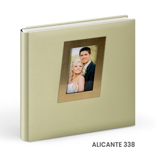 - Copertă delicată pentru album de botez cu tematică copilărie  - Model vesel de copertă album foto botez pentru fetiță/băiețel  - Album de botez cu copertă personalizată și design elegant  - Copertă colorată și jucăușă pentru albumele de botez.alinofotostudio,fotograf Botoșani ,fotograf Iași,fotograf Suceava ,Alin chirila fotograf, album botez, Photobook , servicii fotobotez,servicii foto video botez ,- Copertă elegantă pentru album de nuntă din piele albă  - Model rafinat de copertă album foto nuntă personalizat  - Copertă premium pentru album foto de nuntă – design clasic  - Album de nuntă cu copertă din materiale fine și detalii de lux.Colectia Swarovski.   Celebrele cristale Swarovski asezate cu inspiratie pe linii grafice rafinate dau strãlucire si stil invitatiei de a deschide un album de referintã.Colectia Elite.   Impresionat înainte de a deschide albumul. Imagine si decor imprimate de înaltã calitate pe coperta din piele ecologicã.Colectia Photo.   Aceastã colectie dã o idee clarã asupra continutului prin acoperirea copertii cu modele creative pe hârtie foto înfoliate pentru rezistentã în timp si pentru a fi foarte plãcute la atingere.Colectia Contemporary.   Sofisticat si discret imprimat pe o piele ecologicã, oricare album din colectia Contemporary inspirã un solid stil clasic.Colectia Alicante.   Delimitãri clare si linii drepte într-o combinatie de plexiglas, rame aurii sau argintii si piele ecologicã.