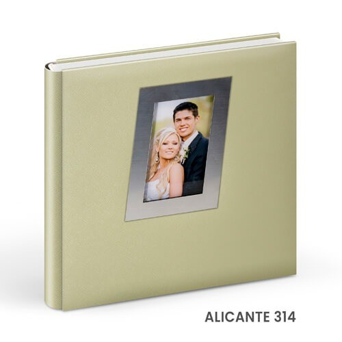 - Copertă delicată pentru album de botez cu tematică copilărie  - Model vesel de copertă album foto botez pentru fetiță/băiețel  - Album de botez cu copertă personalizată și design elegant  - Copertă colorată și jucăușă pentru albumele de botez.alinofotostudio,fotograf Botoșani ,fotograf Iași,fotograf Suceava ,Alin chirila fotograf, album botez, Photobook , servicii fotobotez,servicii foto video botez ,- Copertă elegantă pentru album de nuntă din piele albă  - Model rafinat de copertă album foto nuntă personalizat  - Copertă premium pentru album foto de nuntă – design clasic  - Album de nuntă cu copertă din materiale fine și detalii de lux.Colectia Swarovski.   Celebrele cristale Swarovski asezate cu inspiratie pe linii grafice rafinate dau strãlucire si stil invitatiei de a deschide un album de referintã.Colectia Elite.   Impresionat înainte de a deschide albumul. Imagine si decor imprimate de înaltã calitate pe coperta din piele ecologicã.Colectia Photo.   Aceastã colectie dã o idee clarã asupra continutului prin acoperirea copertii cu modele creative pe hârtie foto înfoliate pentru rezistentã în timp si pentru a fi foarte plãcute la atingere.Colectia Contemporary.   Sofisticat si discret imprimat pe o piele ecologicã, oricare album din colectia Contemporary inspirã un solid stil clasic.Colectia Alicante.   Delimitãri clare si linii drepte într-o combinatie de plexiglas, rame aurii sau argintii si piele ecologicã.
