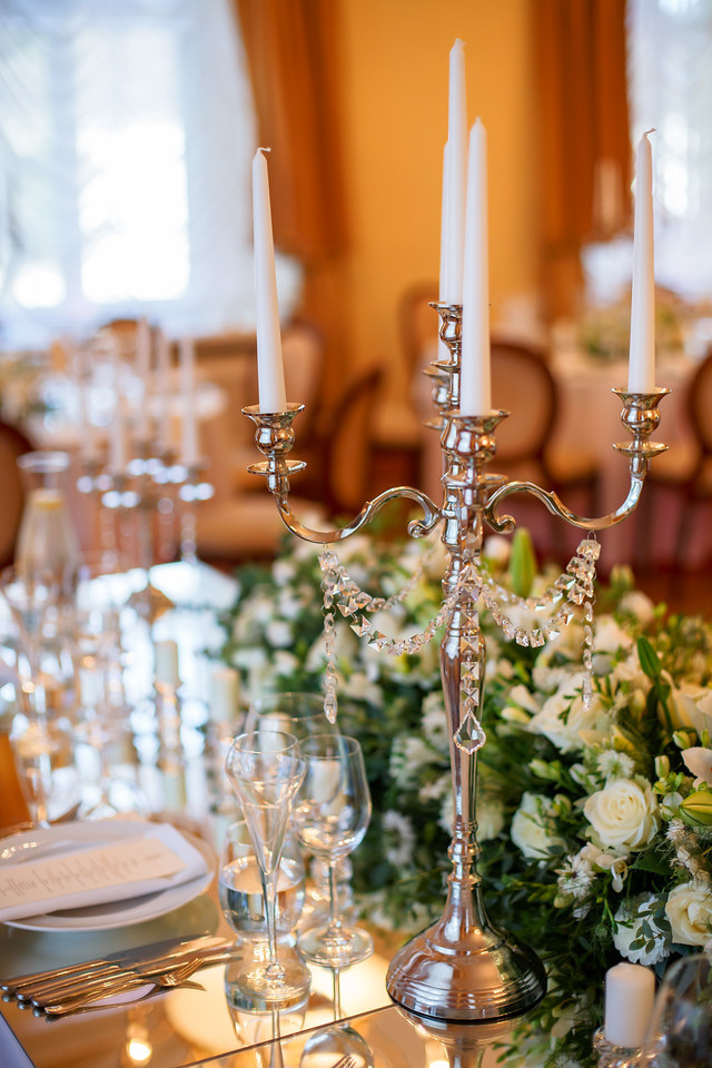 Декор стола молодоженов, свечи, подсвечники, живые цветы в бело-зеленной гамме