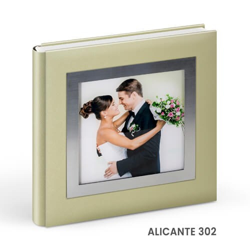 - Copertă delicată pentru album de botez cu tematică copilărie  - Model vesel de copertă album foto botez pentru fetiță/băiețel  - Album de botez cu copertă personalizată și design elegant  - Copertă colorată și jucăușă pentru albumele de botez.alinofotostudio,fotograf Botoșani ,fotograf Iași,fotograf Suceava ,Alin chirila fotograf, album botez, Photobook , servicii fotobotez,servicii foto video botez ,- Copertă elegantă pentru album de nuntă din piele albă  - Model rafinat de copertă album foto nuntă personalizat  - Copertă premium pentru album foto de nuntă – design clasic  - Album de nuntă cu copertă din materiale fine și detalii de lux.Colectia Swarovski.   Celebrele cristale Swarovski asezate cu inspiratie pe linii grafice rafinate dau strãlucire si stil invitatiei de a deschide un album de referintã.Colectia Elite.   Impresionat înainte de a deschide albumul. Imagine si decor imprimate de înaltã calitate pe coperta din piele ecologicã.Colectia Photo.   Aceastã colectie dã o idee clarã asupra continutului prin acoperirea copertii cu modele creative pe hârtie foto înfoliate pentru rezistentã în timp si pentru a fi foarte plãcute la atingere.Colectia Contemporary.   Sofisticat si discret imprimat pe o piele ecologicã, oricare album din colectia Contemporary inspirã un solid stil clasic.Colectia Alicante.   Delimitãri clare si linii drepte într-o combinatie de plexiglas, rame aurii sau argintii si piele ecologicã.