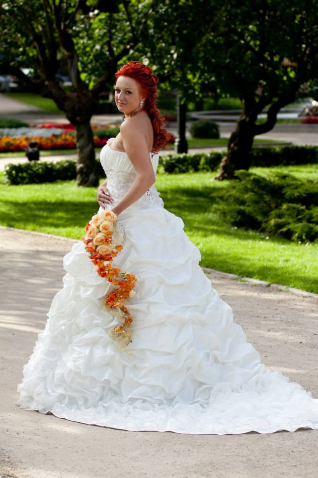 Авторский букет невесты из  оранжевой орхидеи ванда, оранжевых роз на каркасе из проволки и вязанных крючком воланов из золотистой проволоки. Оранжевая свадьба.Яркая свадьба. Солнечная свадьба.  Свадебная флористика. Свадебный декор. Свадьба в Латвии. Флорист Ирина Новика