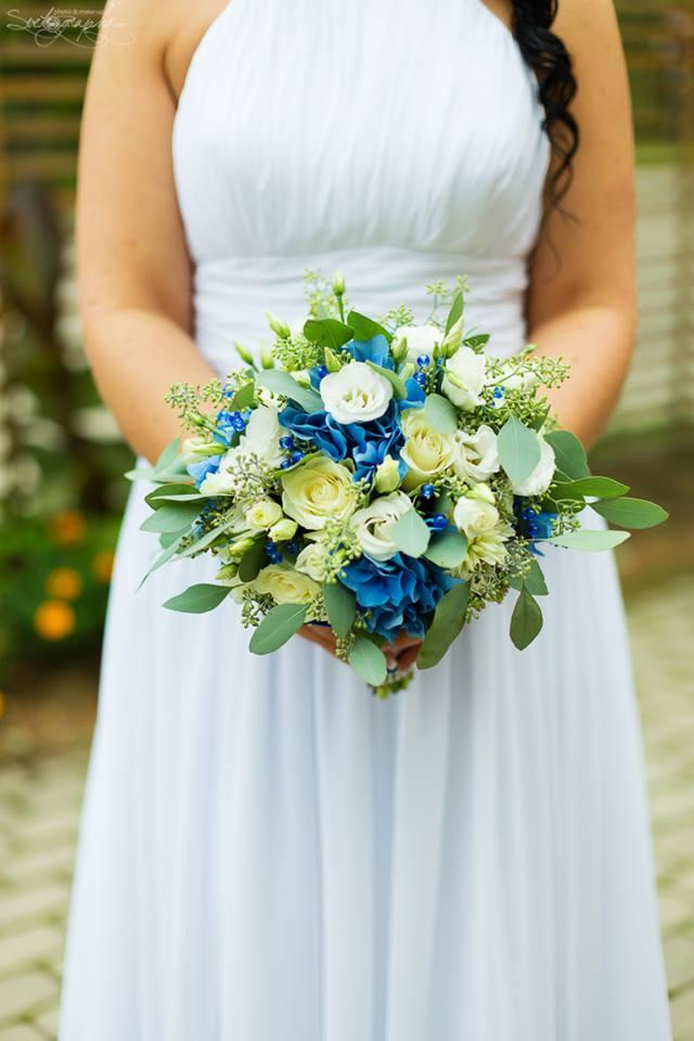 Līgavas pušķis balti zils ar lizantem, rozem hortenzijam un eikaliptu