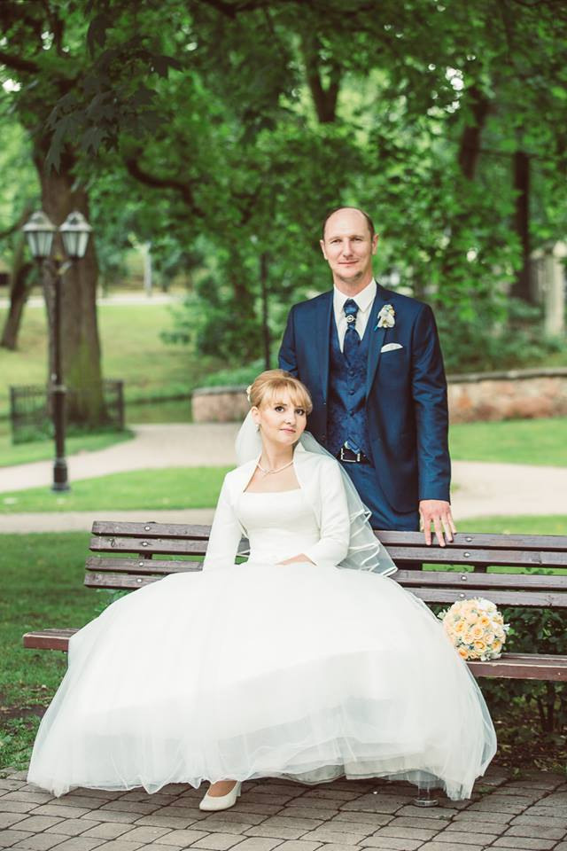 Букет невесты  в персиковой гамме из роз Avalanche Peach  и кустовой розы Salienero c листьями цинерарии серебристой и чистеца шерстистого с синими бусинами и синей лентой. Свадьба в персиковой гамме. Свадебная флористика. Свадебный декор. Свадьба в Латвии. Флорист Ирина Новика