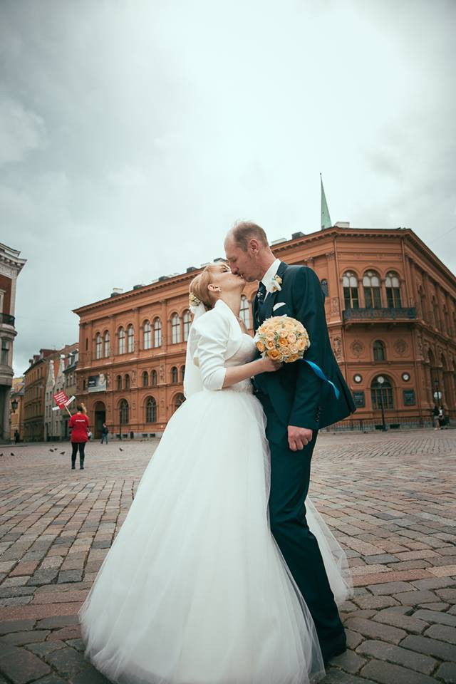 Букет невесты  в персиковой гамме из роз Avalanche Peach  и кустовой розы Salienero c листьями цинерарии серебристой и чистеца шерстистого с синими бусинами и синей лентой. Свадьба в персиковой гамме. Свадебная флористика. Свадебный декор. Свадьба в Латвии. Флорист Ирина Новика