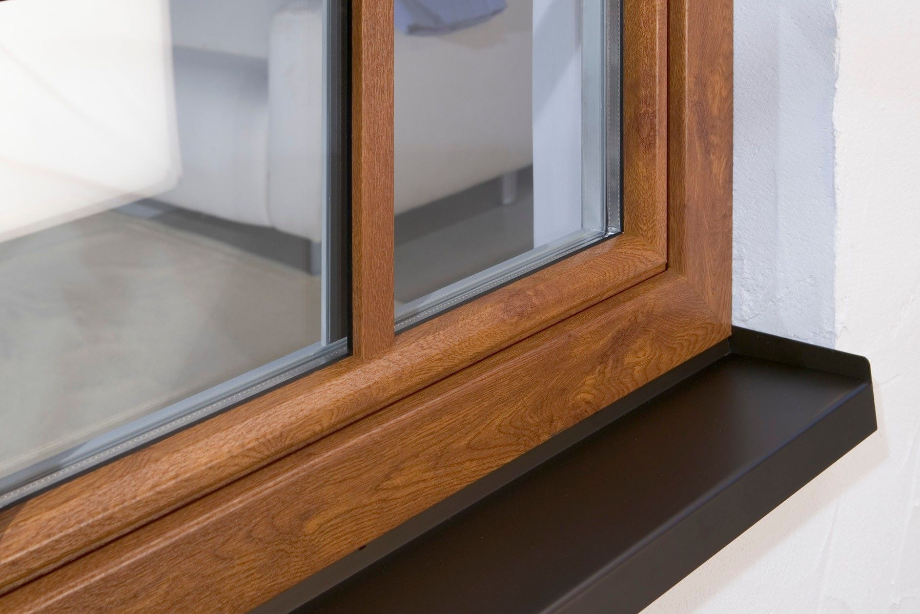 Ламинированное в Золотой Дуб пластиковое окно укомплектованное однокамерным стеклопакетом и коричневым водоотливом.