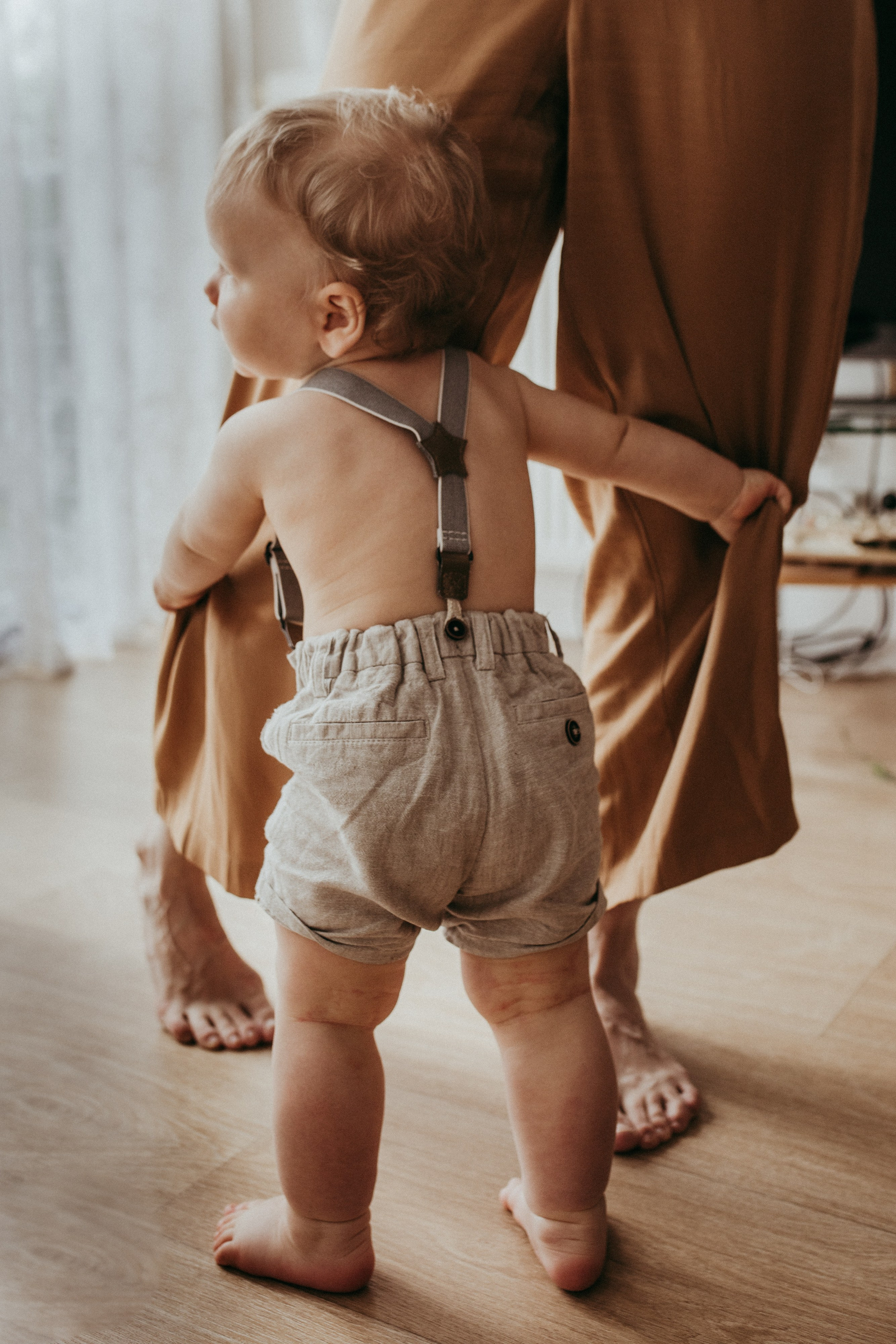 Authentisches Familienfotoshooting im eigenen Zuhause bei Speyer – liebevolle Eltern mit Baby
