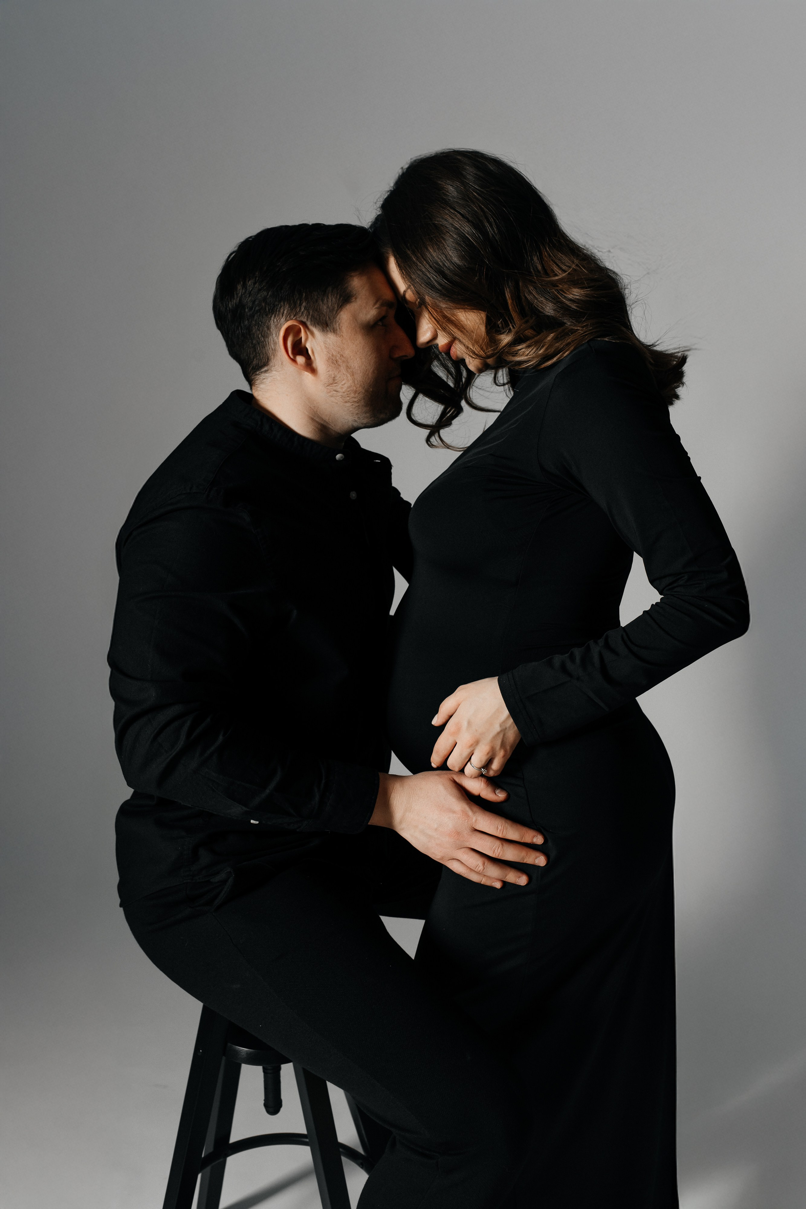 Emotionale Babybauch-Fotografie im Studio Würzburg – werdende Mutter im Fokus