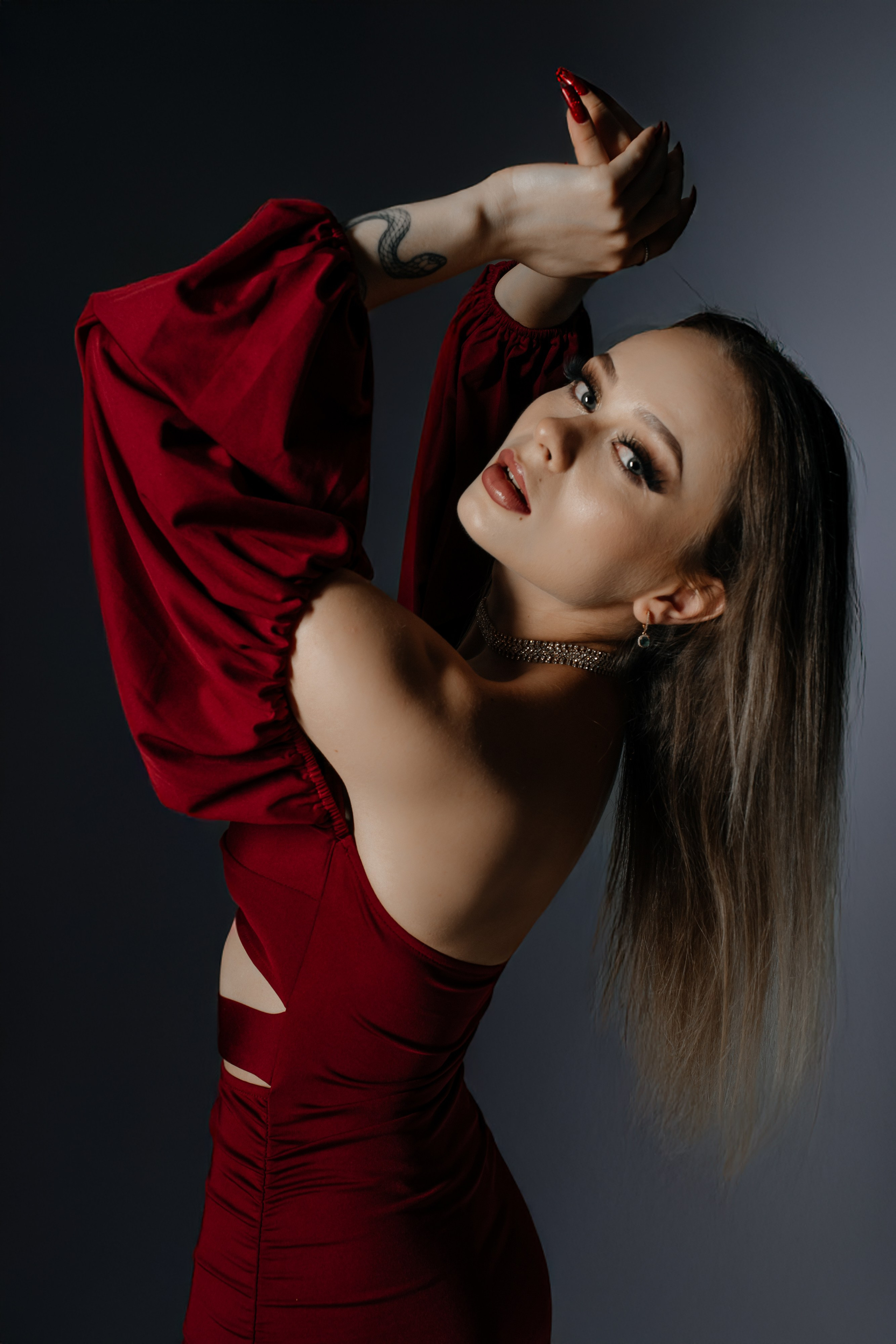 Künstlerisches Fashionportrait mit kreativem Styling – Fotograf Würzburg