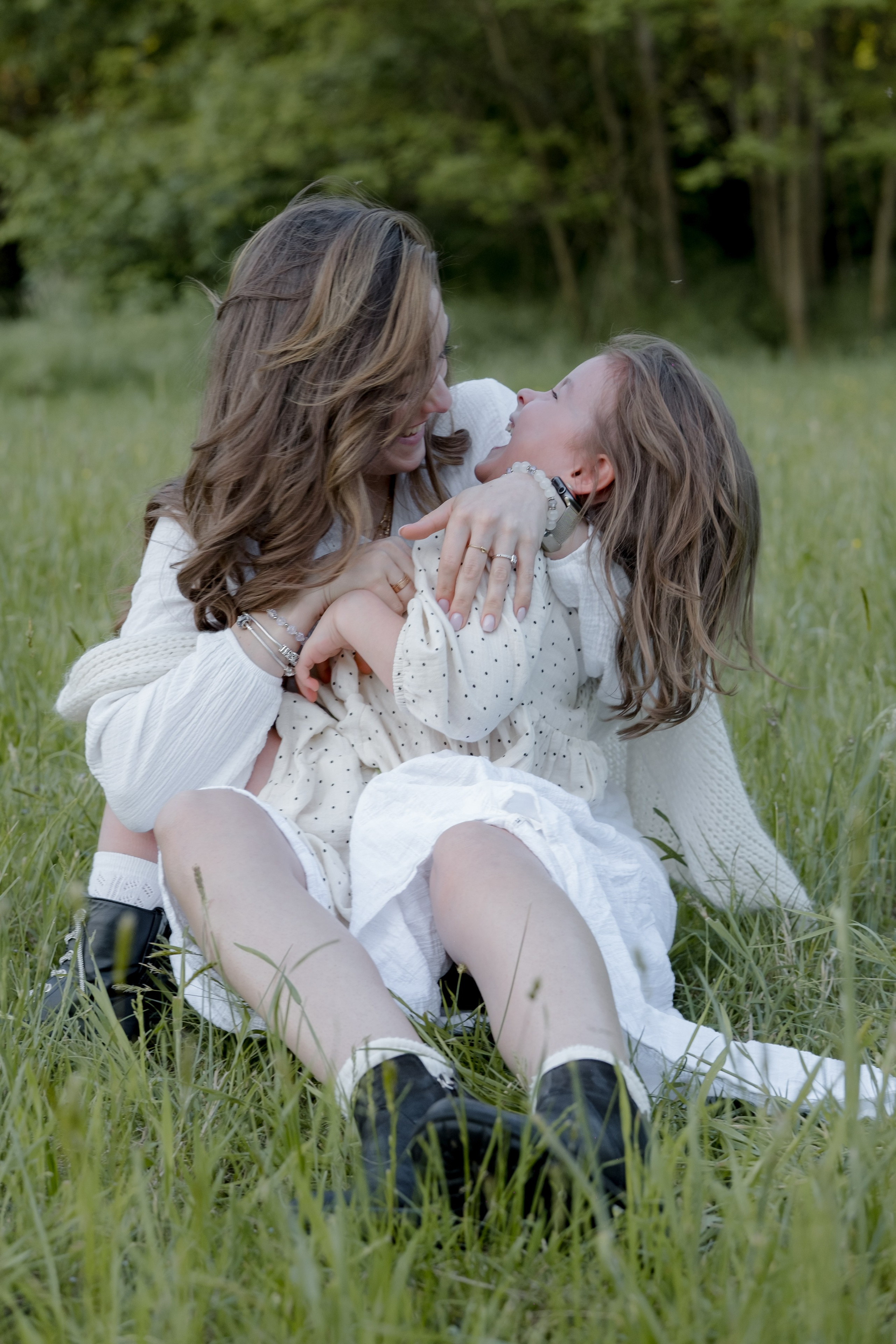 Ragazza bionda in vestito bianco al mare