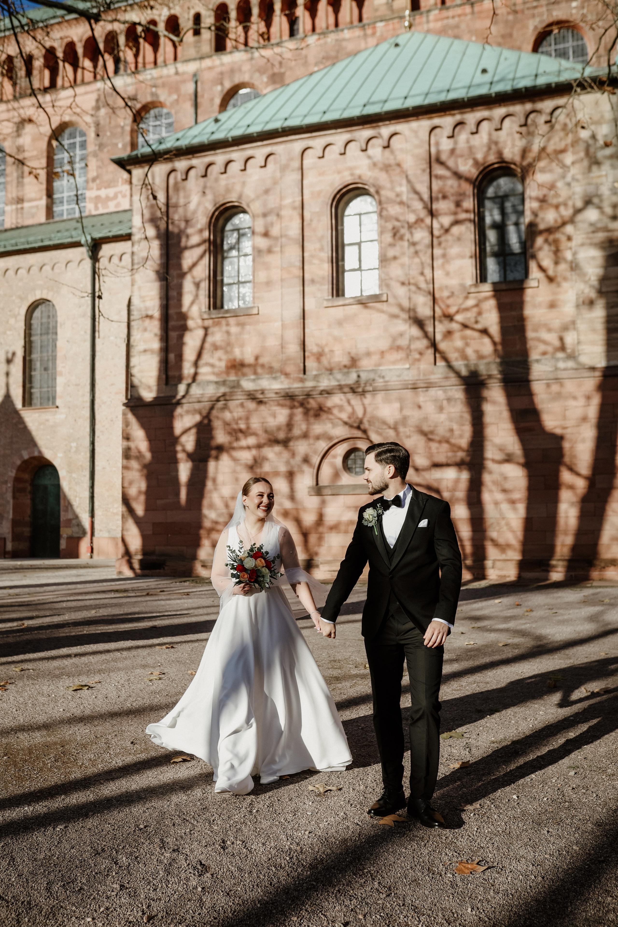 Brautpaar vor dem Dom in Speyer – Hochzeitsfotograf Pfalz