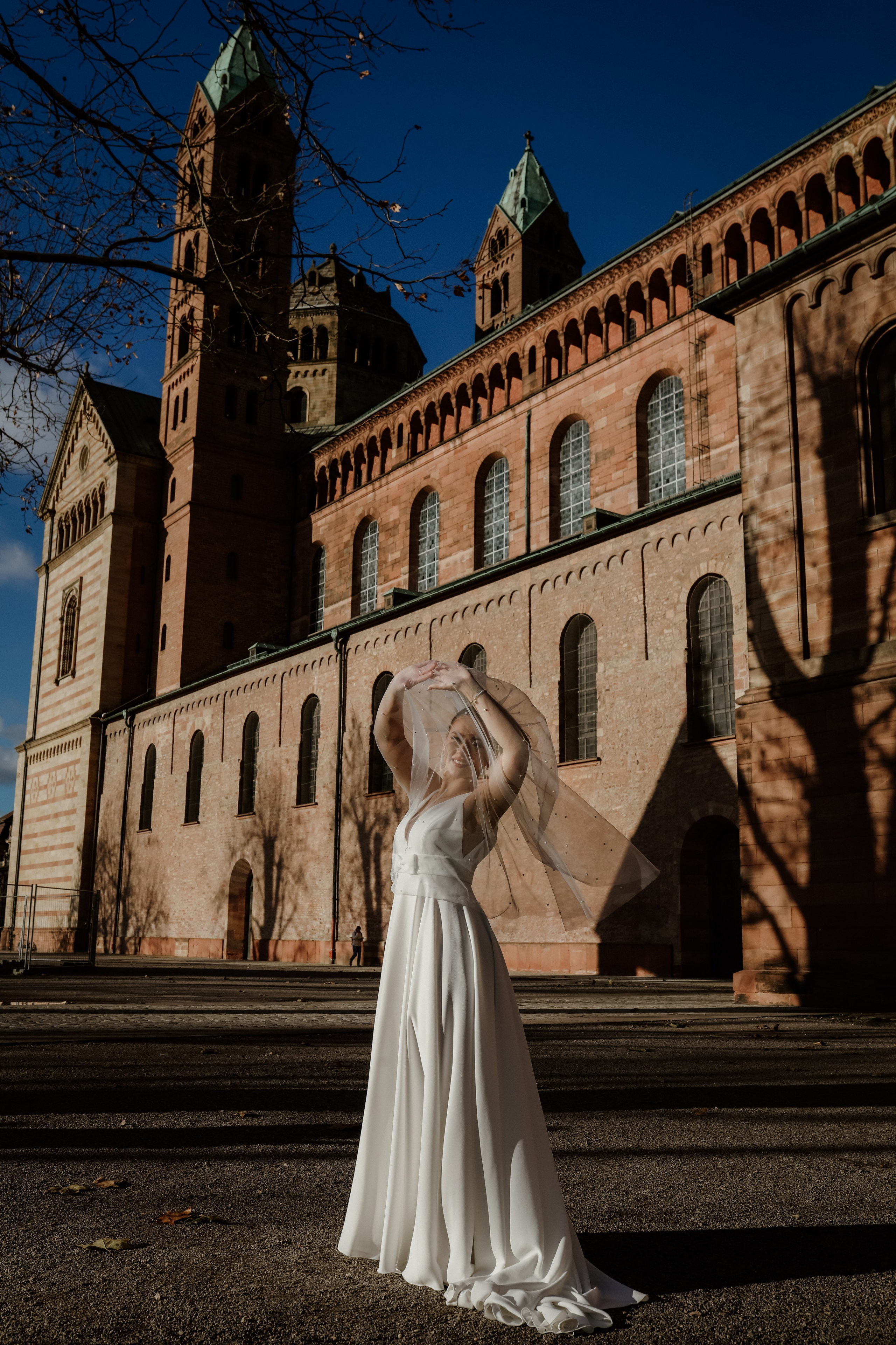 Brautpaar vor dem Dom in Speyer – Hochzeitsfotograf Pfalz