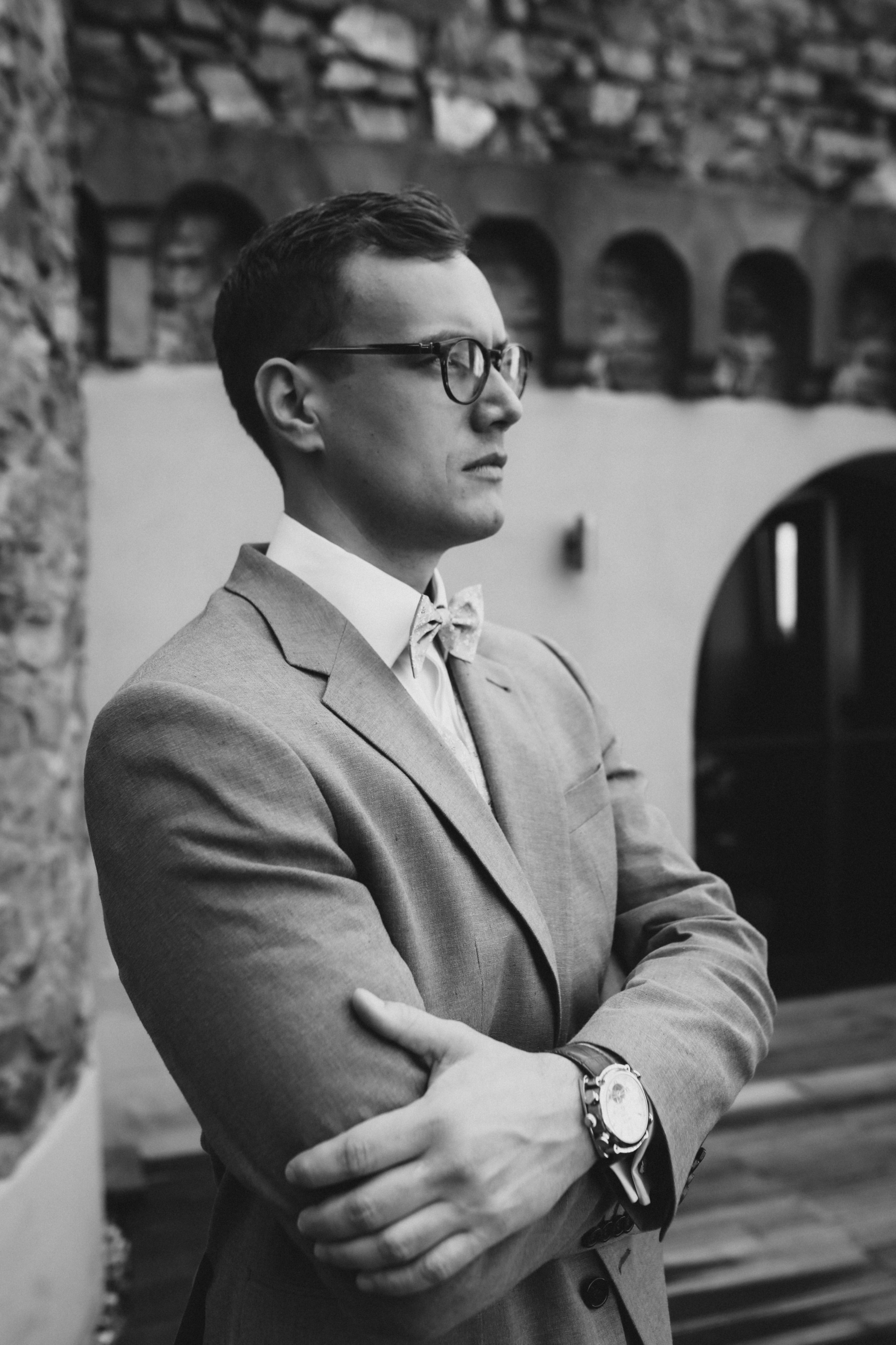 Natürliches Paarshooting über den Weinbergen der Burg Schwarzenstein – Hochzeitsfotografin Frankfurt am Main