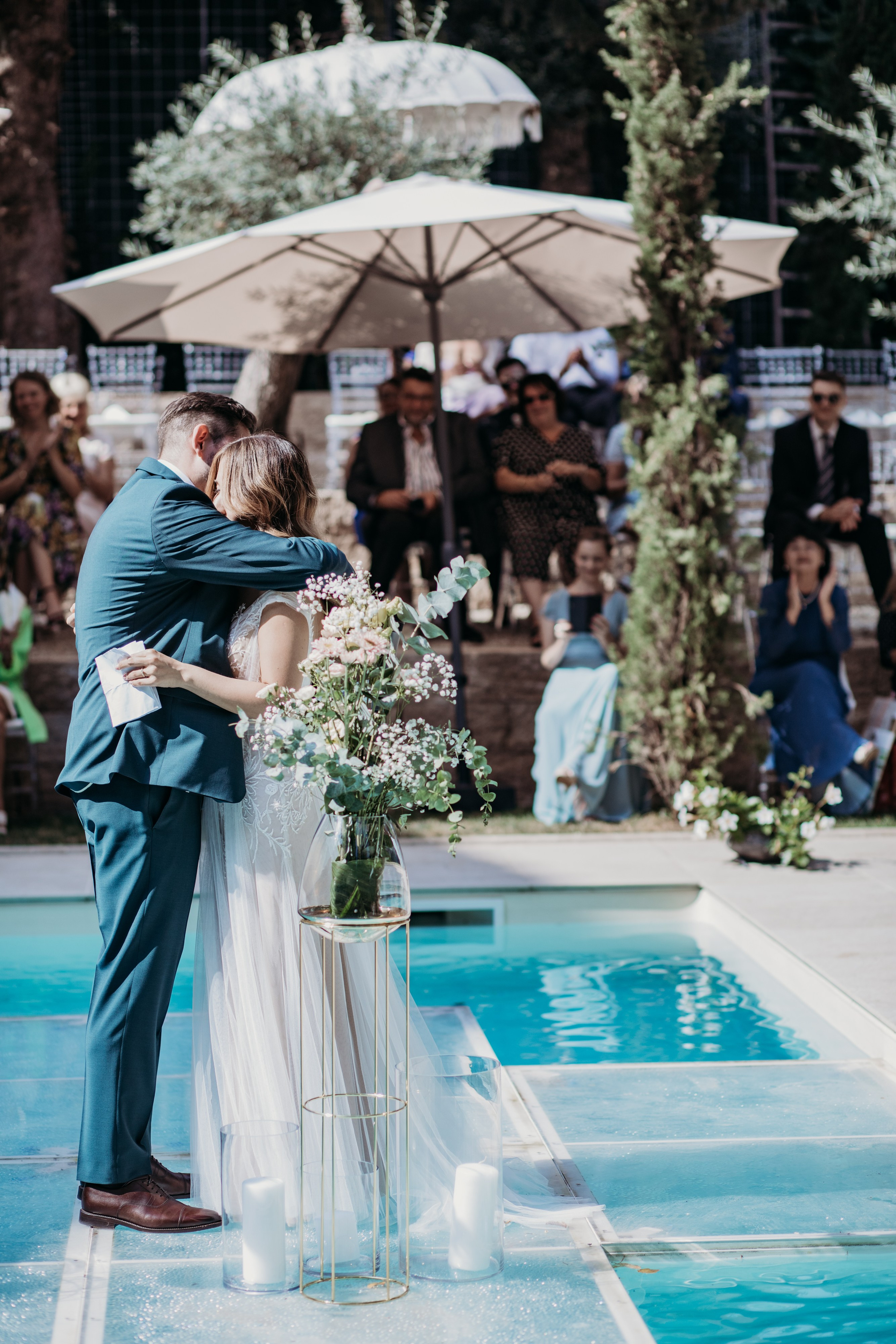 Brautpaar im goldenen Licht im Morrhof – Fine Art Hochzeit