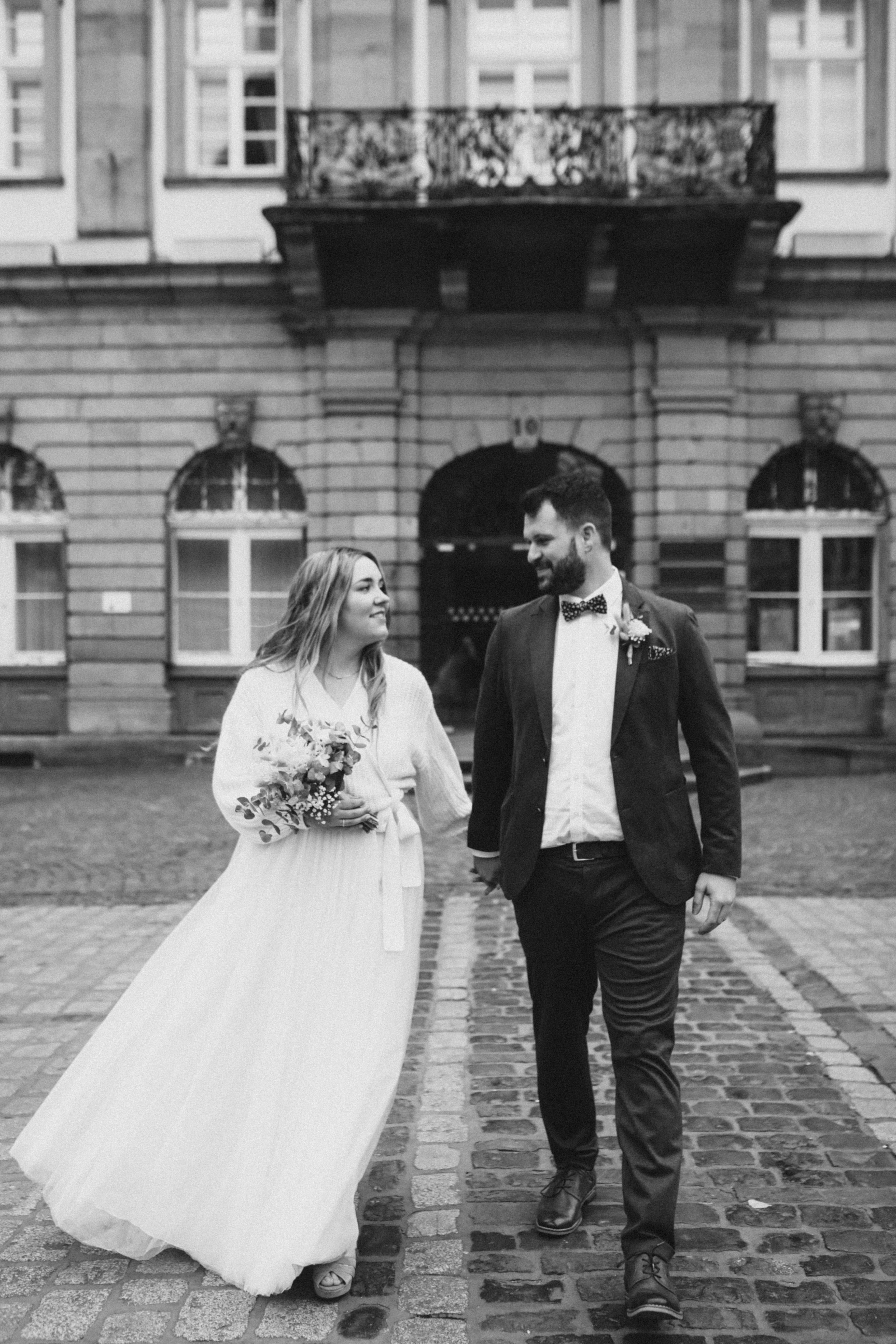 Glücklicher Auszug aus dem Standesamt Heidelberg – authentische Hochzeitsfotos mit natürlichem Licht