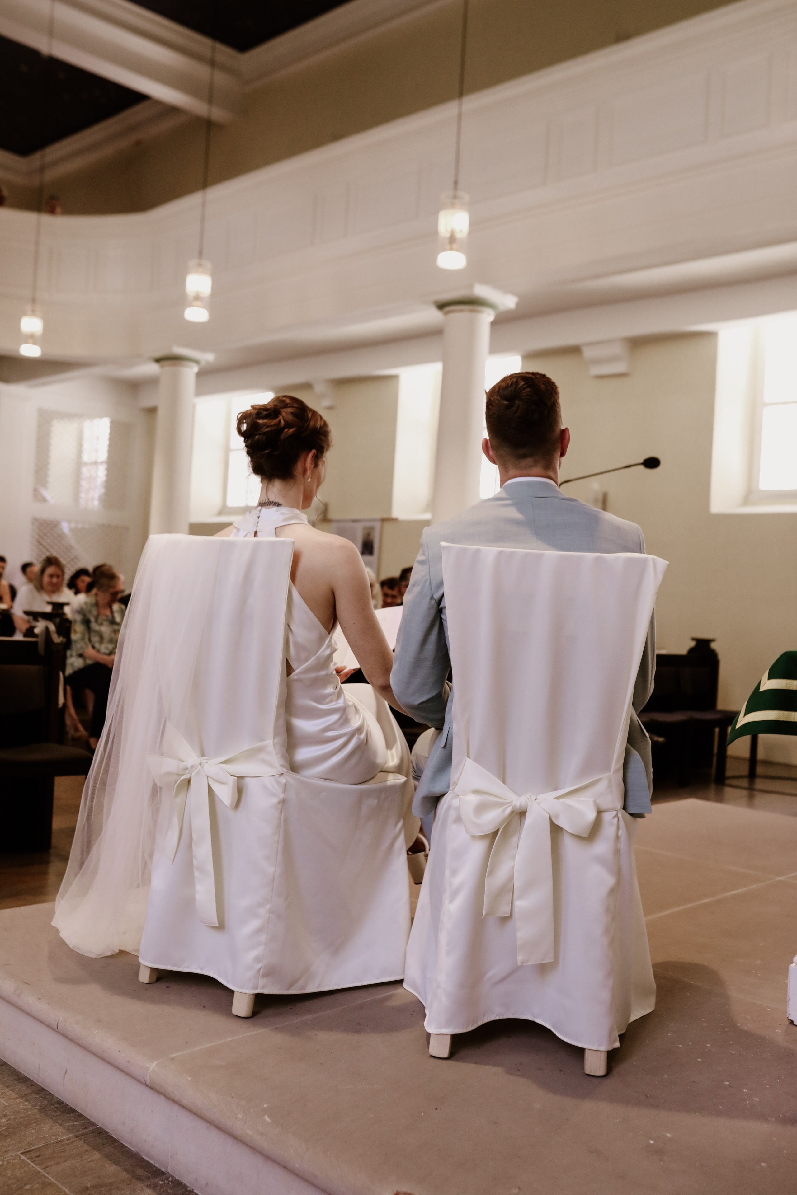 Kirchliche Trauung in Ruchheim – Braut betritt die Kirche während eines emotionalen Moments