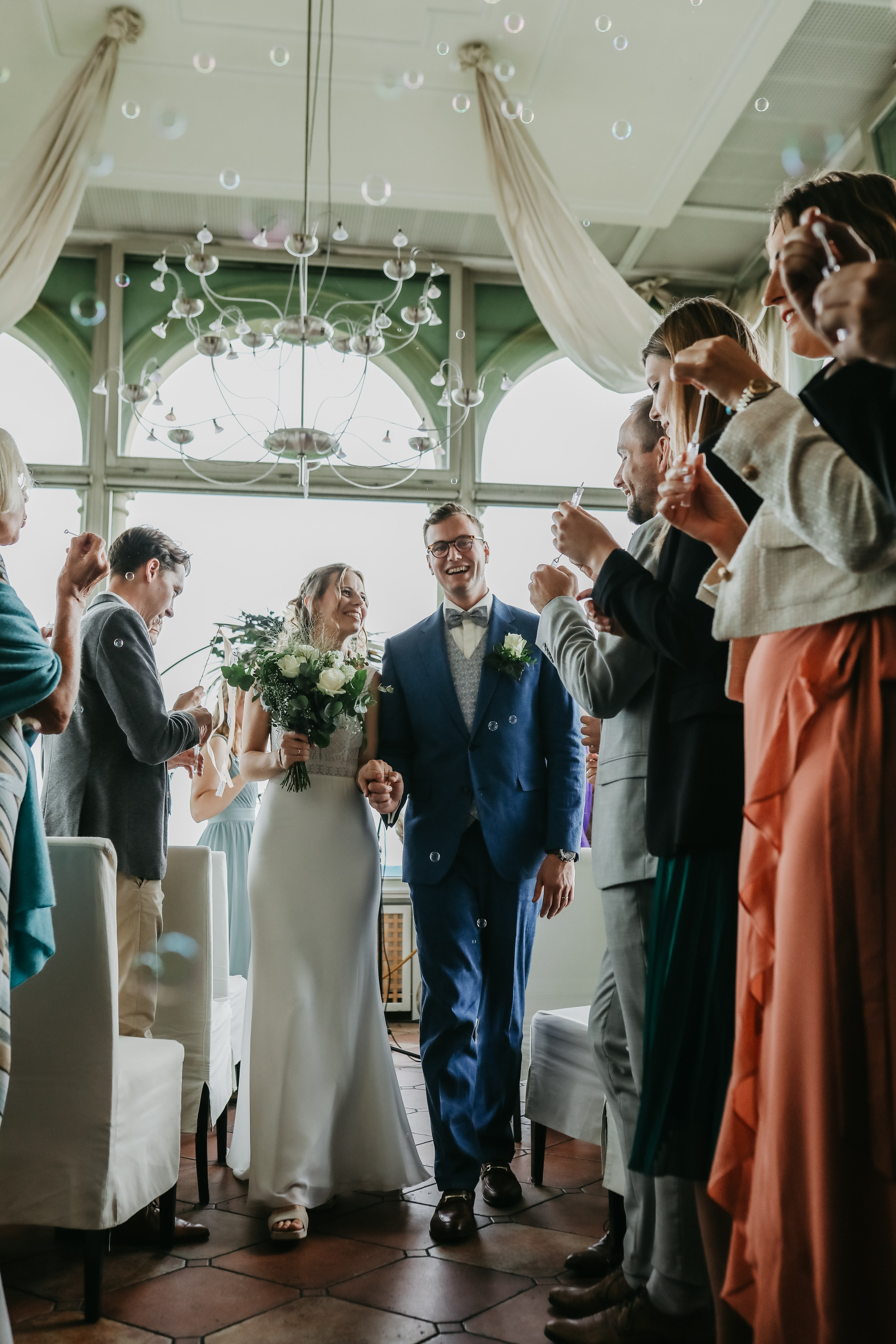 Elegante Hochzeitstafel auf Burg Schwarzenstein – Hochzeitsfotos für Paare aus Frankfurt am Main