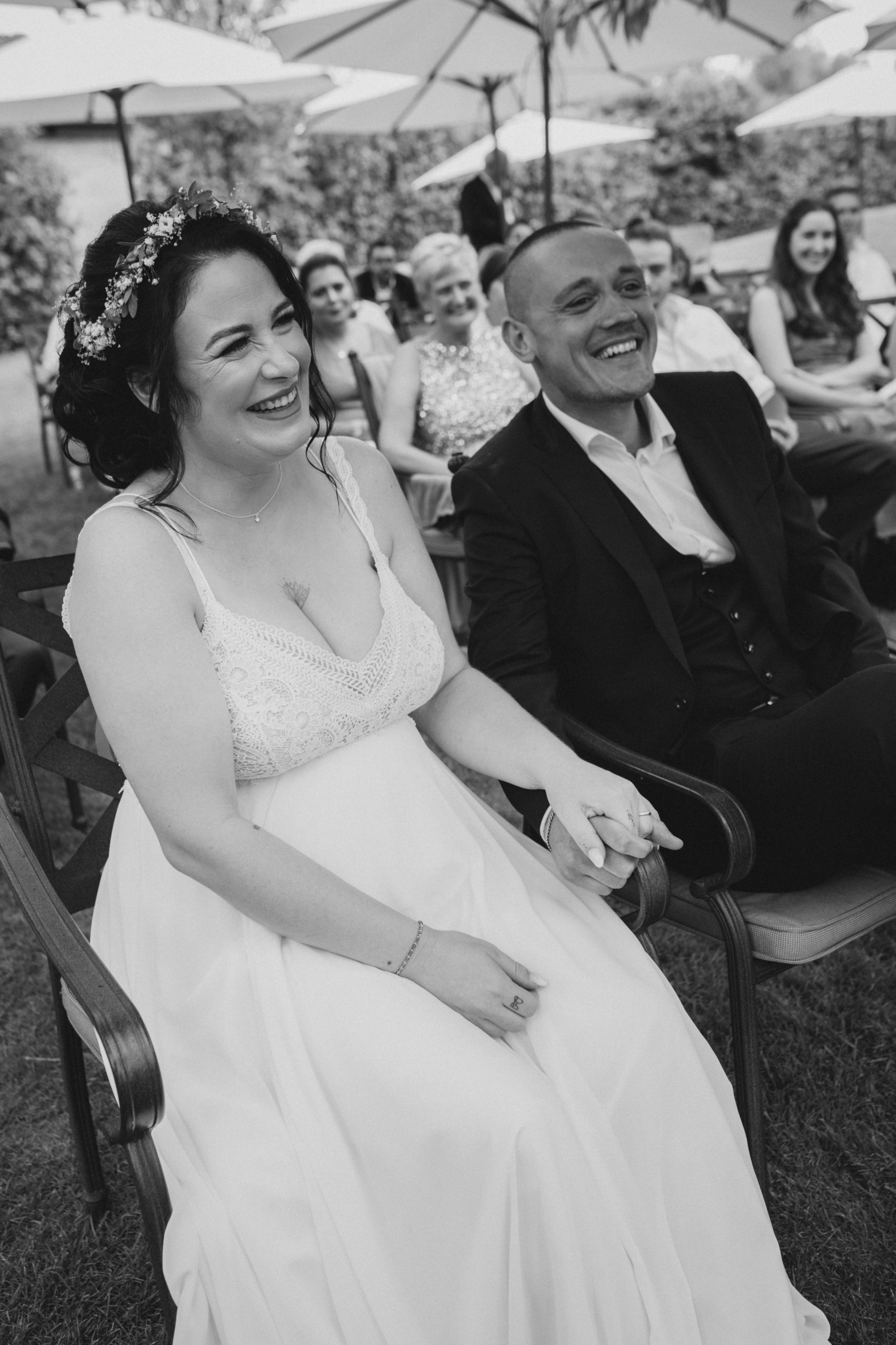 Glücklicher Auszug aus dem Weingut Mussler bei Frankfurt am Main – authentische Hochzeitsfotos mit natürlichem Licht