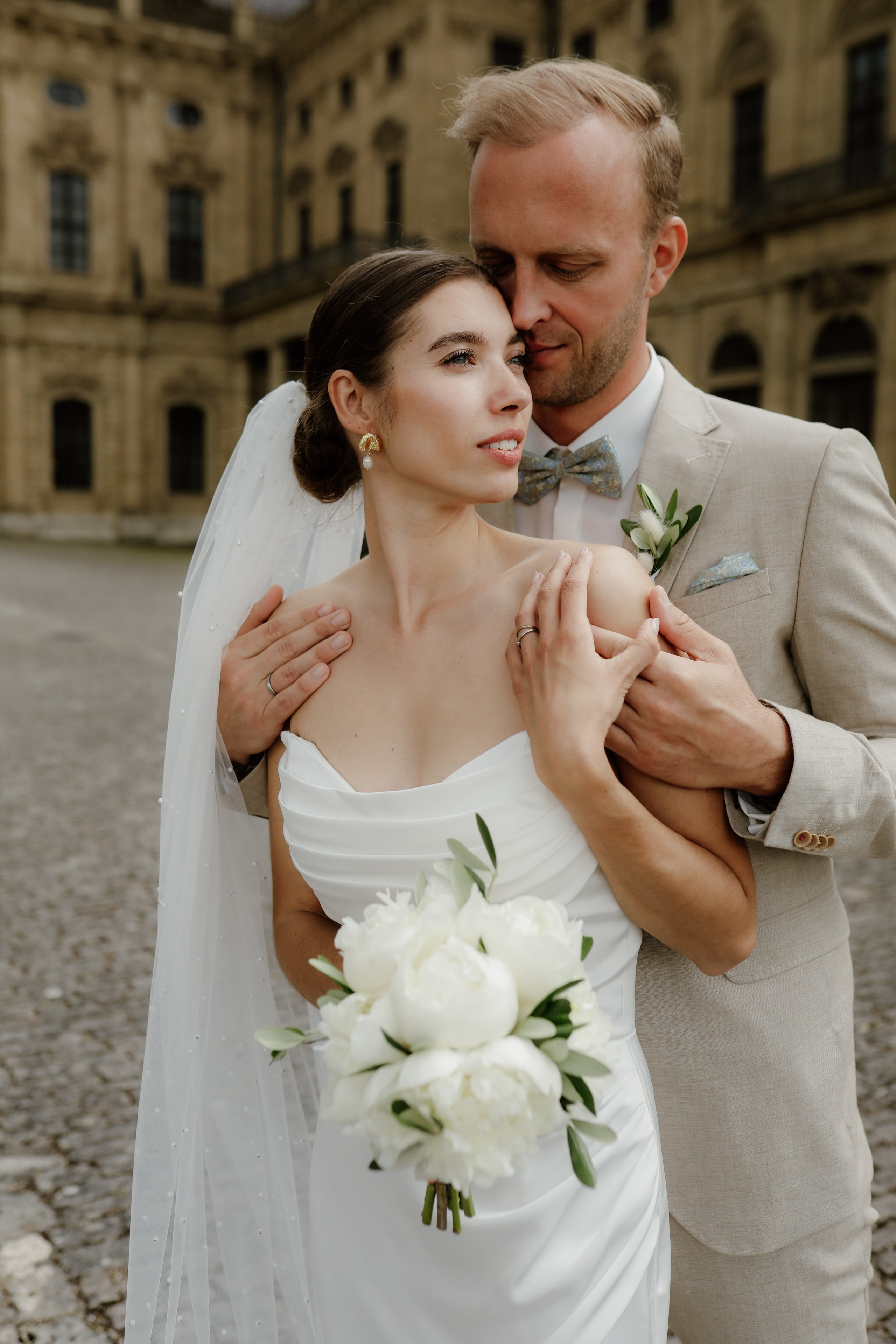Glücklicher Moment des Brautpaares vor historischer Architektur in Würzburg