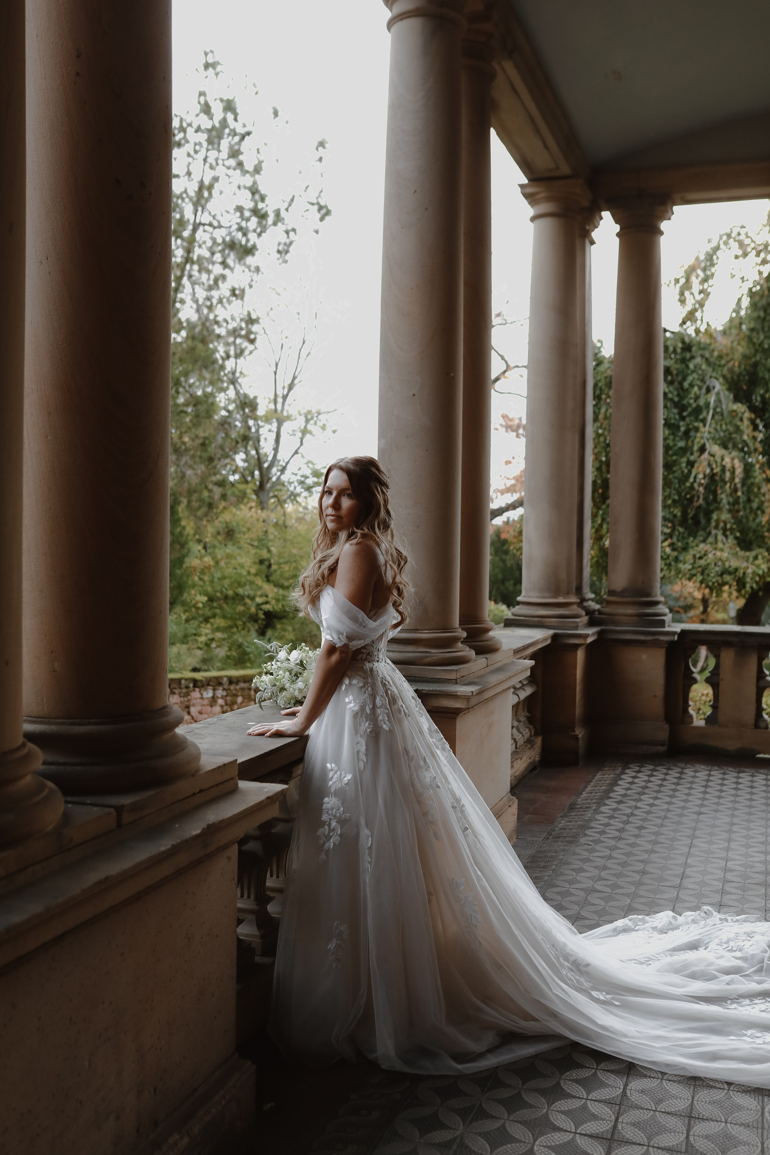 „Braut und Bräutigam beim First Look in Neustadt an der Weinstraße – emotionale Hochzeitsfotografie“