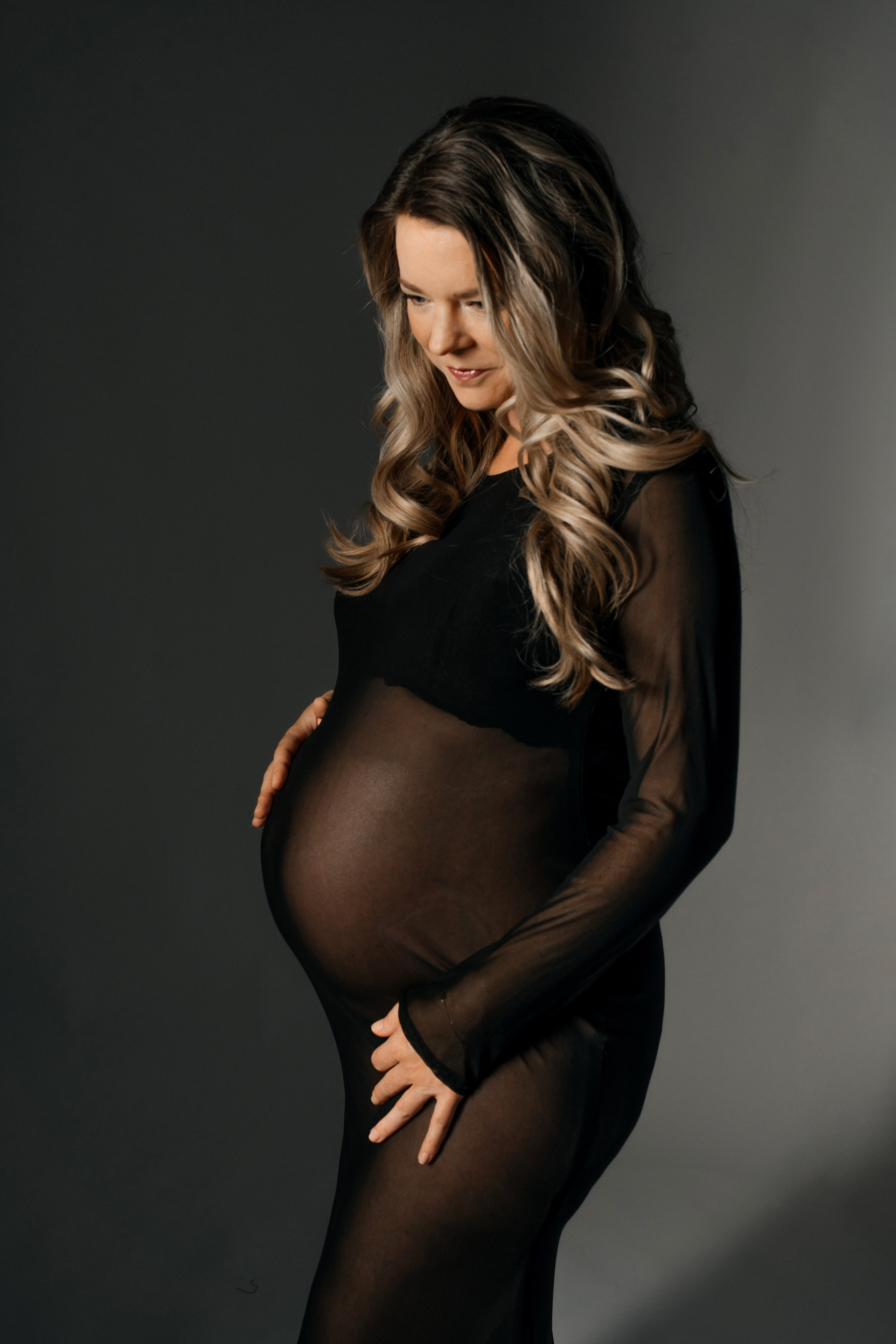 Paarfotos während der Schwangerschaft – liebevolle und emotionale Momente festgehalten