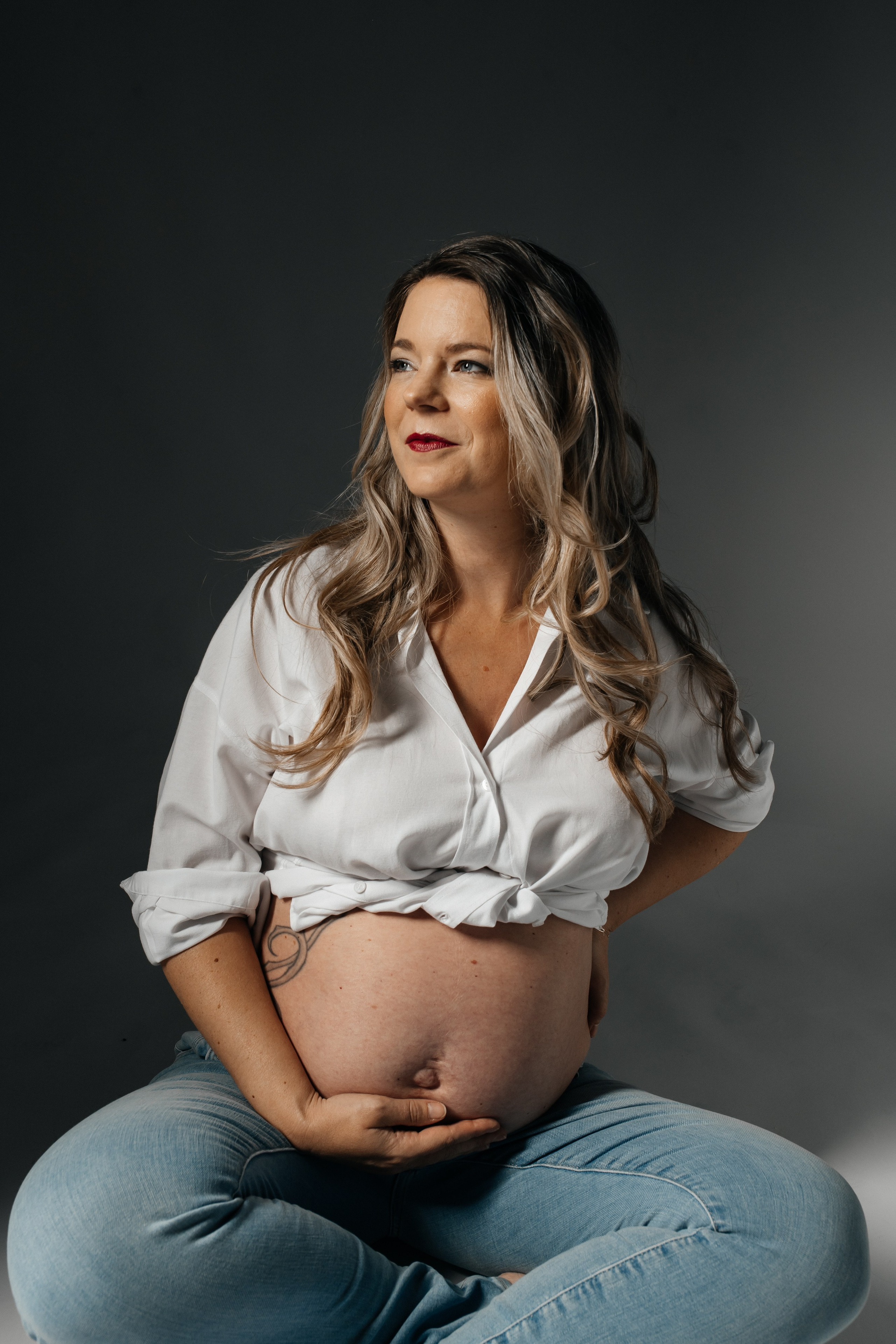 Detailaufnahme eines Babybauchs – kreative Maternity-Fotografie von Anna Saribekyan