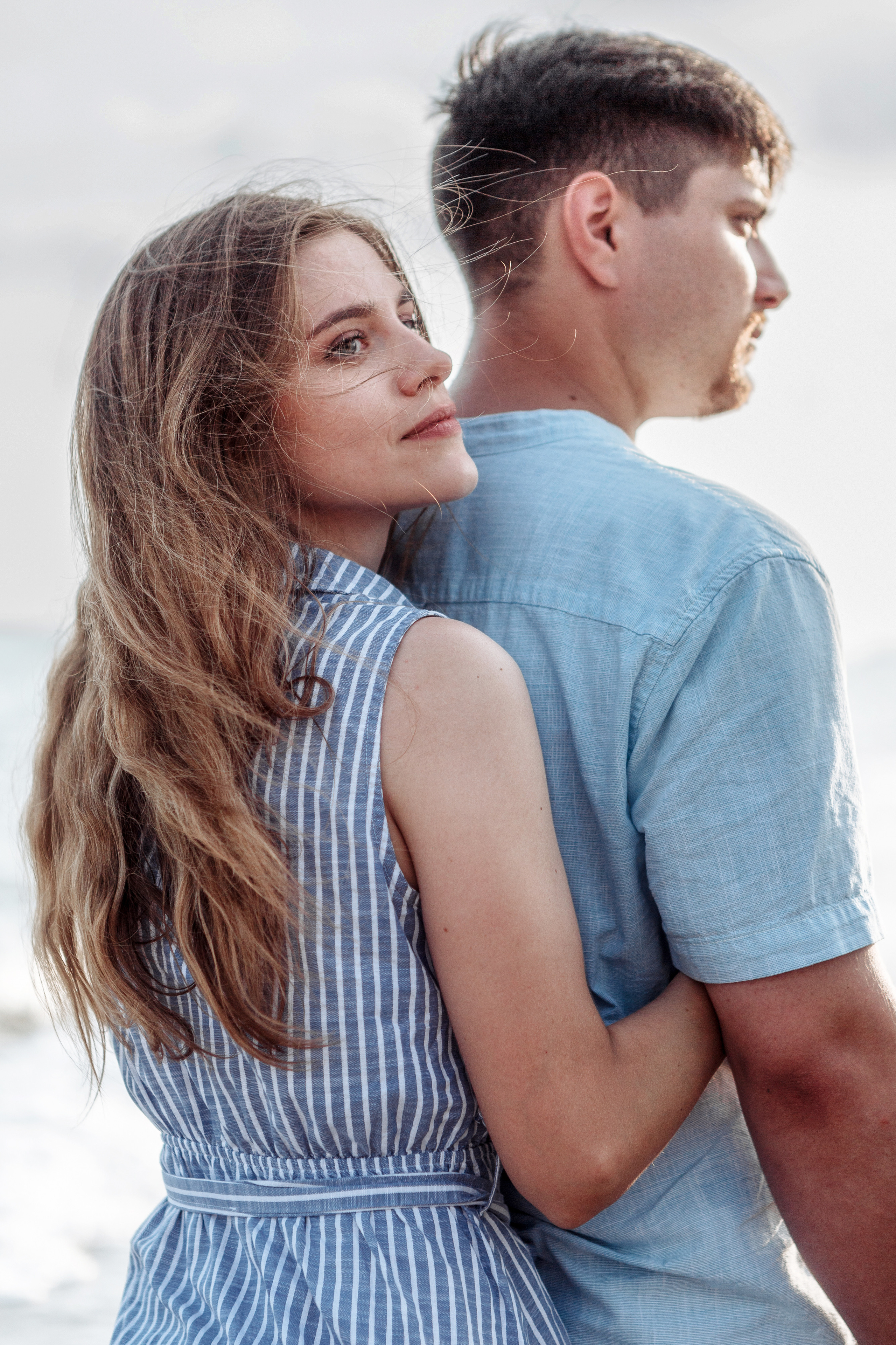 фотосессия Белек девушка обнимает своего молодого человека