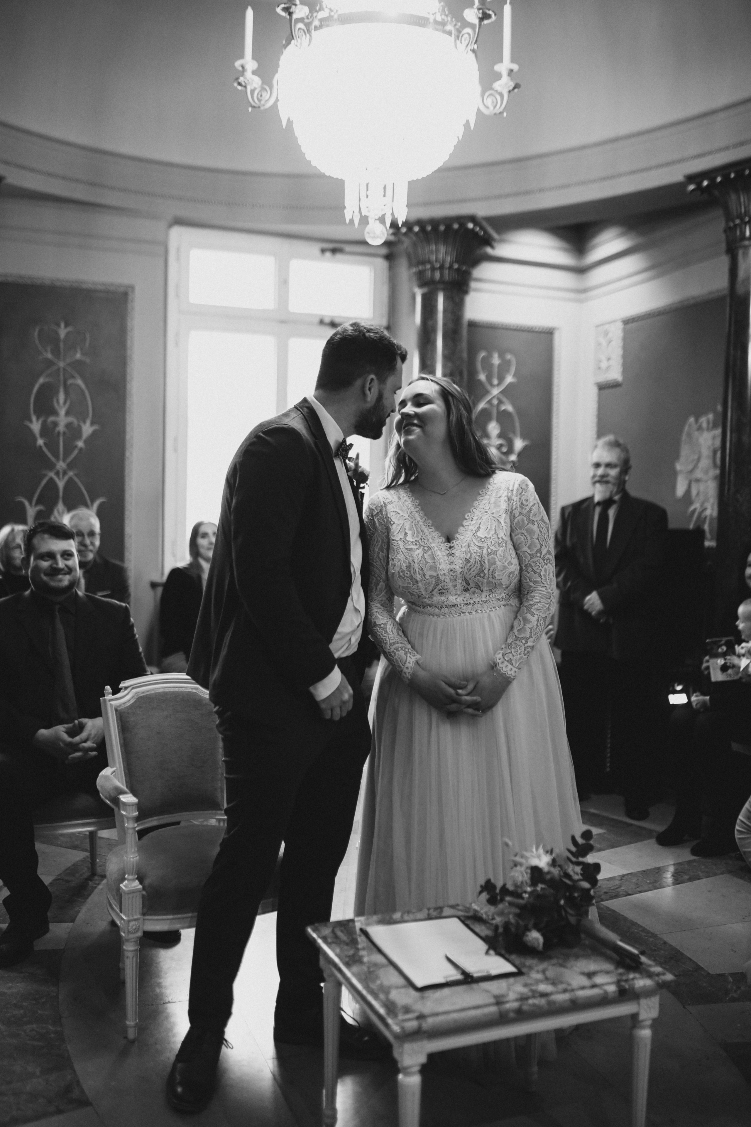 Paarshooting mit Blick auf das Heidelberger Schloss – natürliche Hochzeitsfotografie