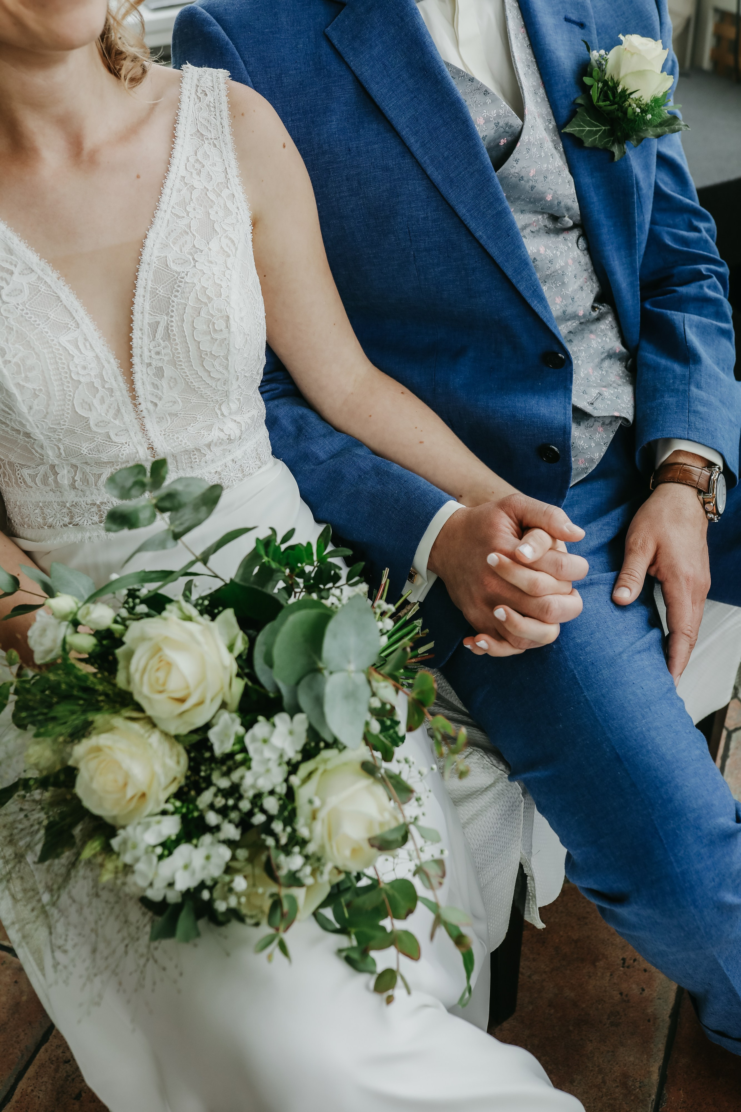 Romantischer Kuss auf Burg Schwarzenstein – emotionale Hochzeitsreportage Frankfurt