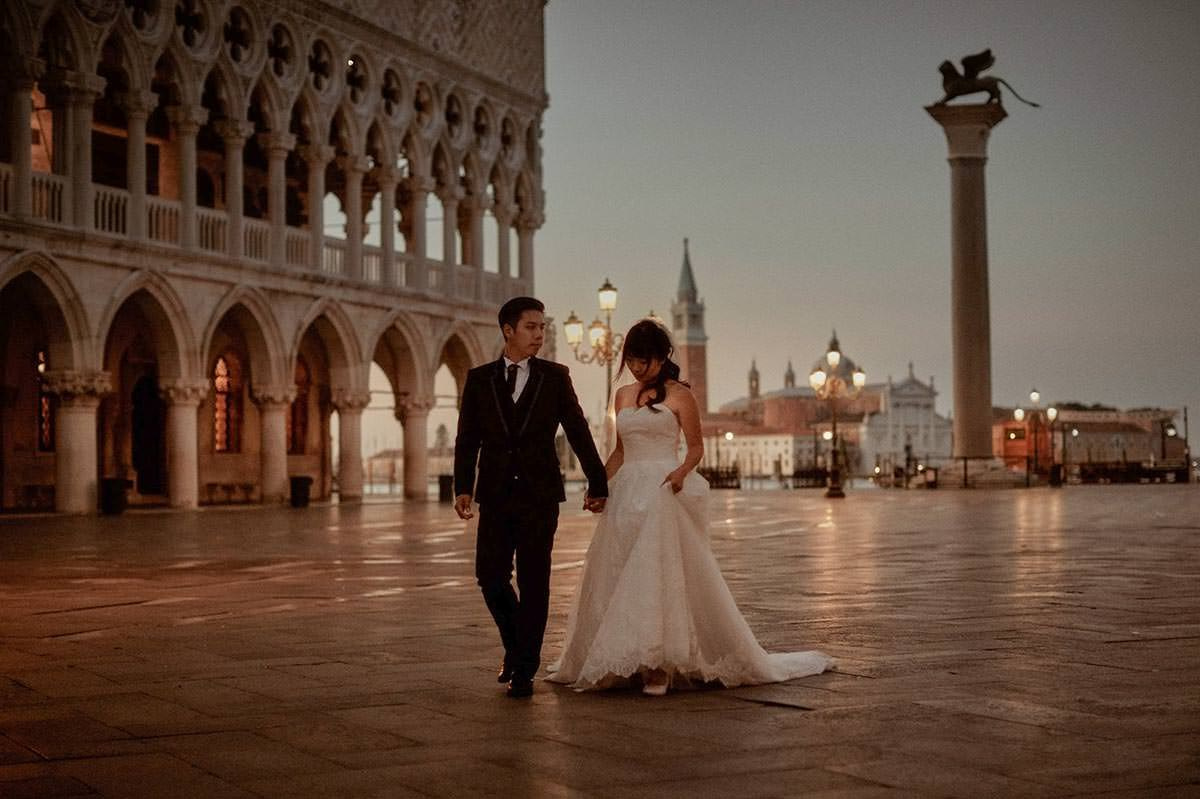 Empty St. Mark’s Square at sunrise during Venice honeymoon photography session