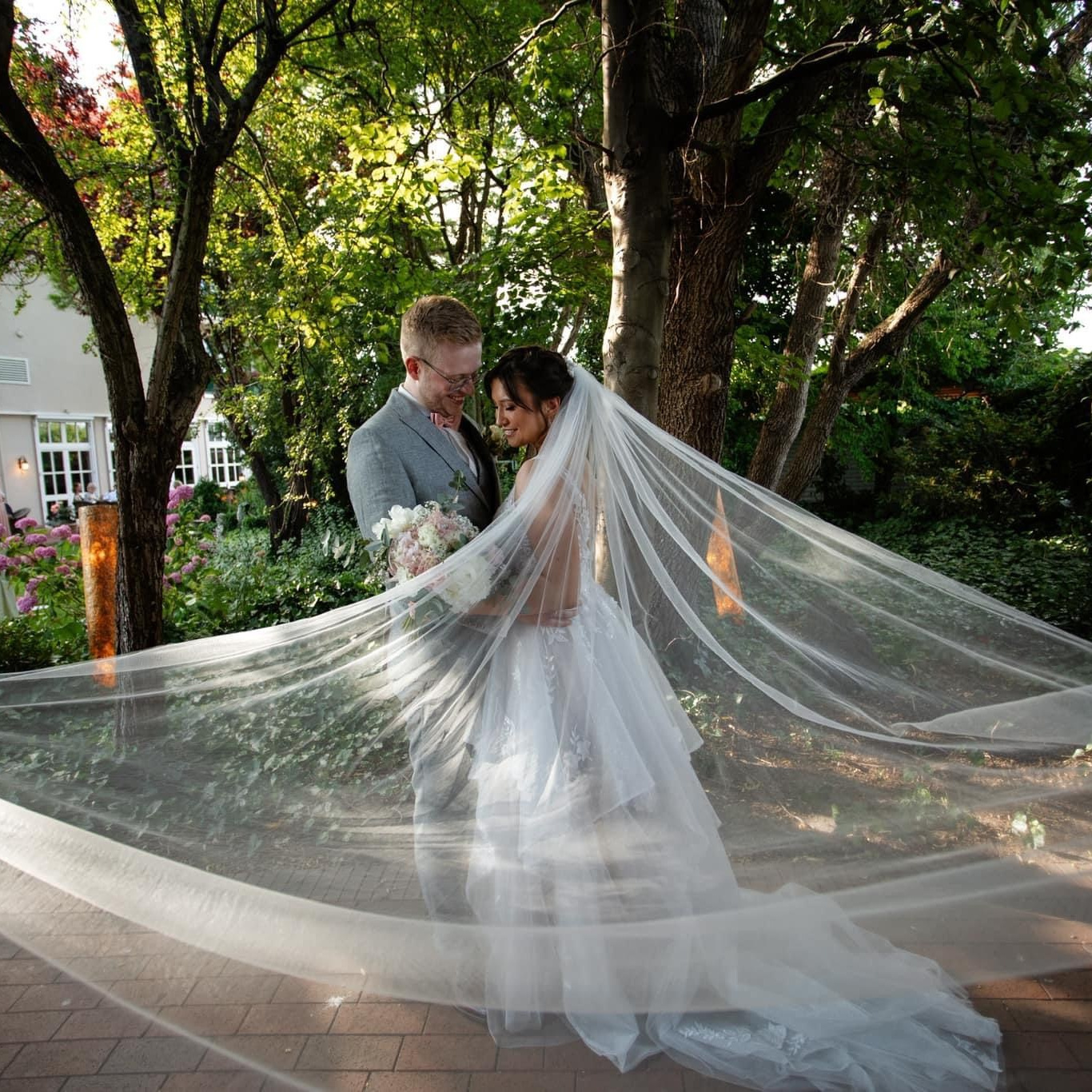 Einzigartige Hochzeitsvideos aus Niedersachsen: Kreative Filme mit echtem Audio und persönlicher Note.“