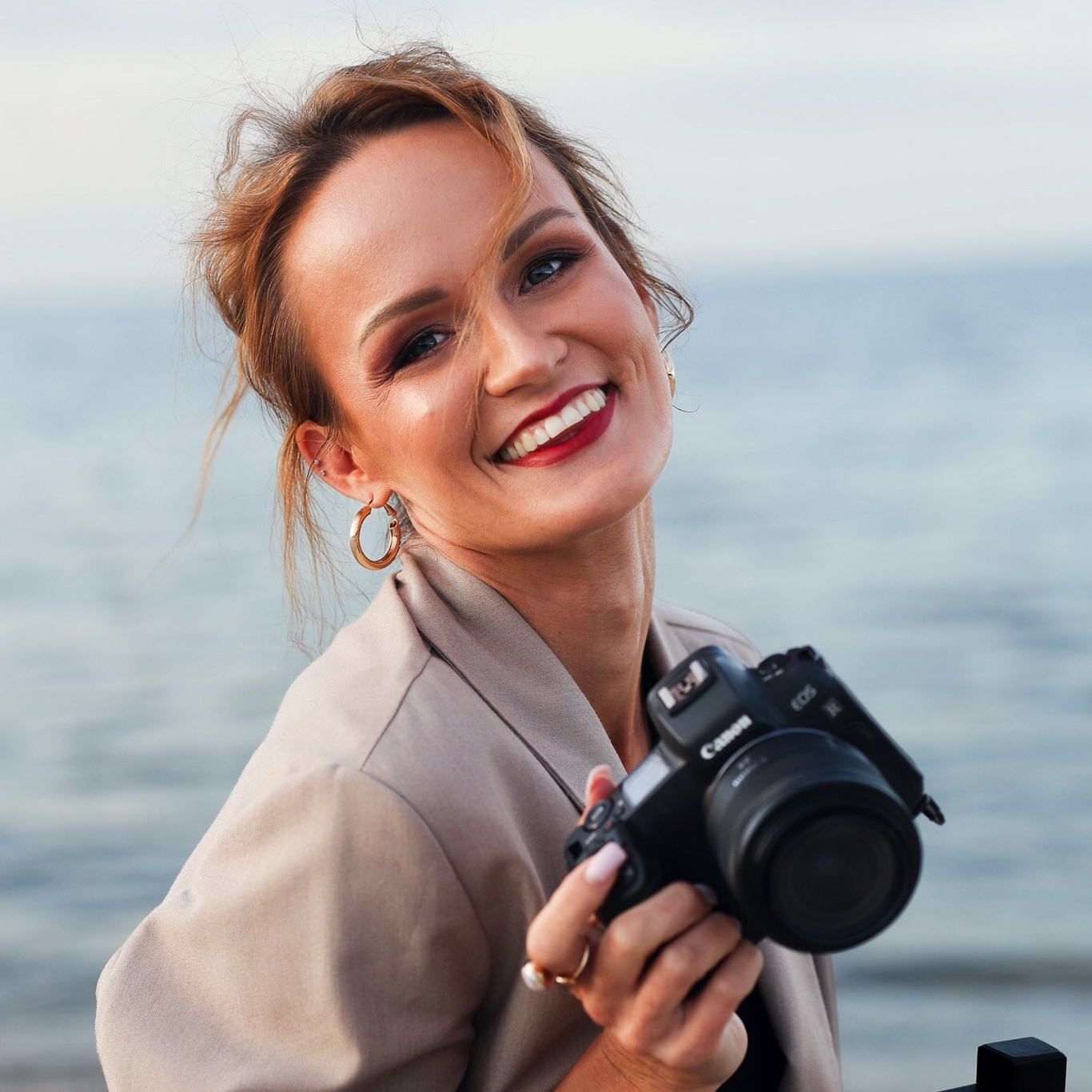 Fotosesijas un cenas. Portretu fotosesija Rīgā| Biznesa portretu foto | Korporatīvās un darbinieku fotosesijas | Pasākumu fotogrāfs | Produktu fotogrāfs