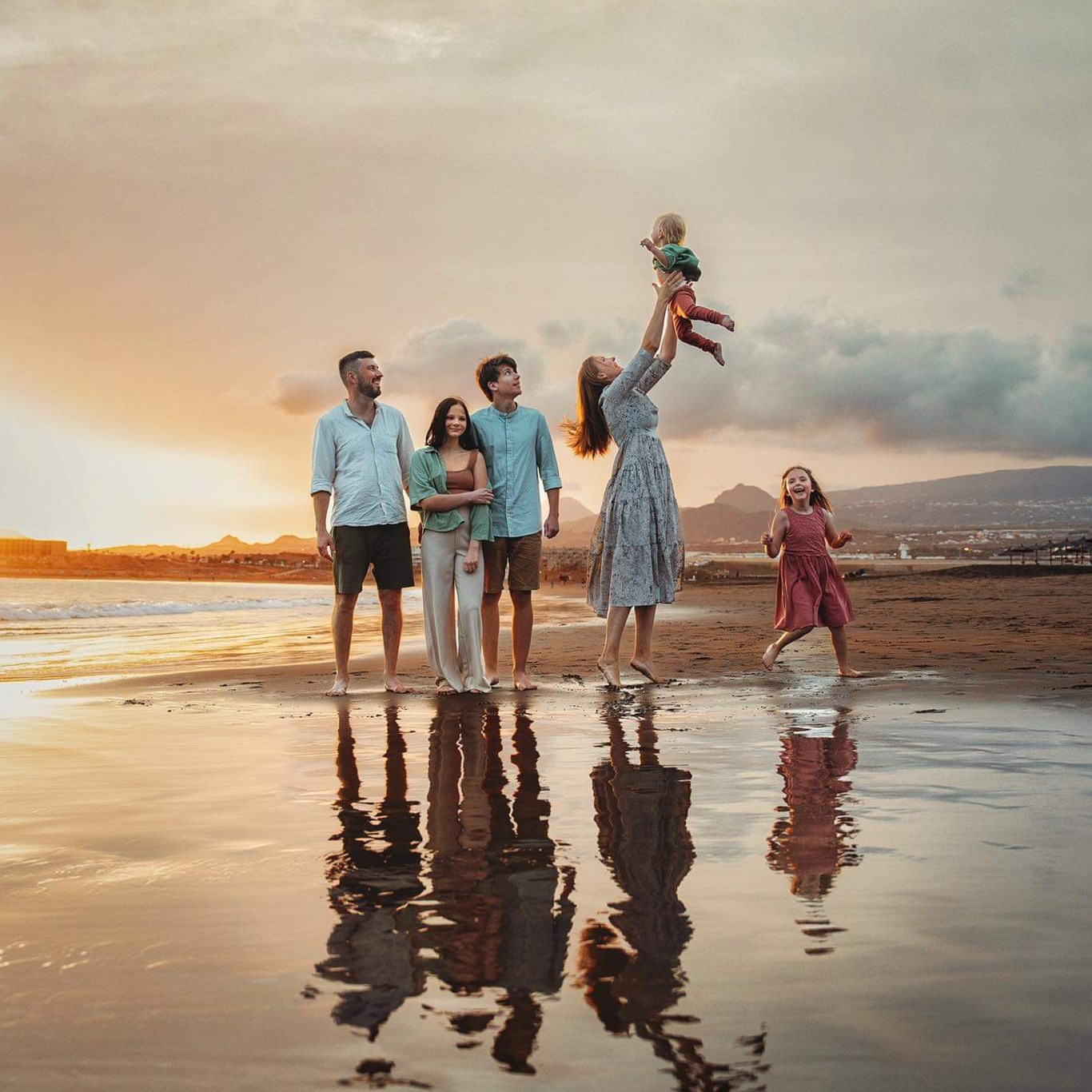 Fotógrafa familiar y premama en Tenerife. Fotógrafa de familias, bodas, comuniones, newborn, premamá en Tenerife | Sesiones con vestidos voladores | Tania Bonnet