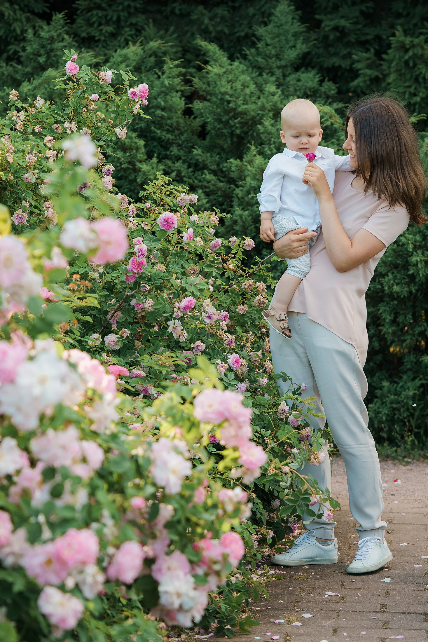 Äiti ja laspi ruusutarhassa