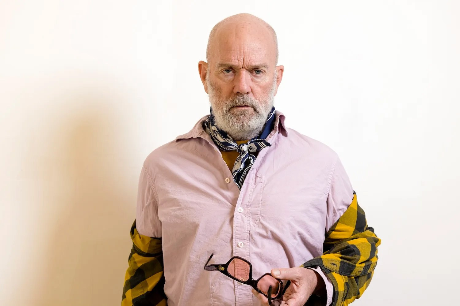 Michael Stipe regresa con su primera canción en tres años para la serie de HBO Rooster | FOTKAI