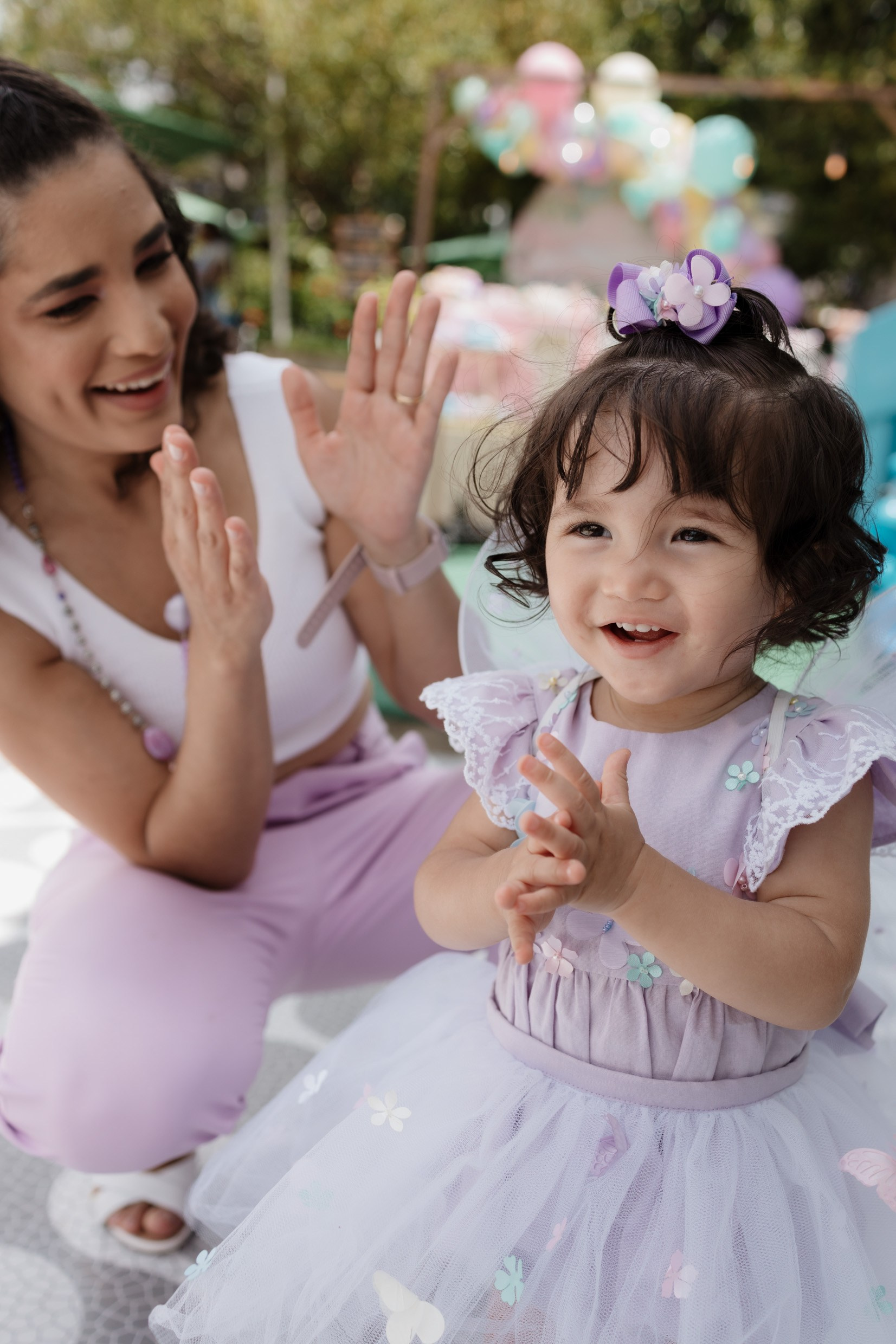 Mãe e criança brincando em festa infantil