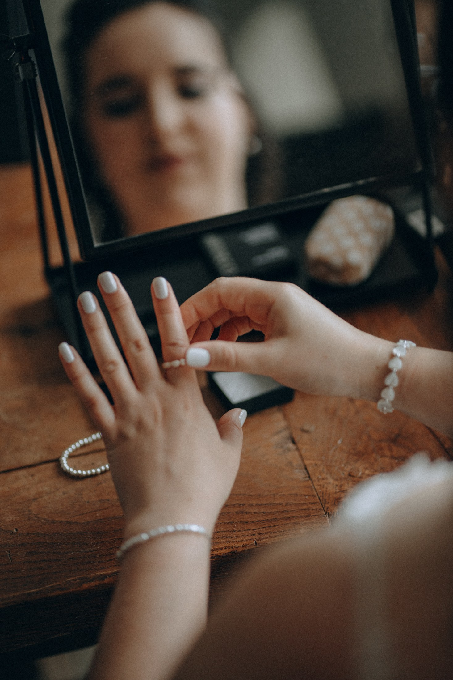 Anlegen des Schmucks – Hochzeitsvorbereitungen Sachsen