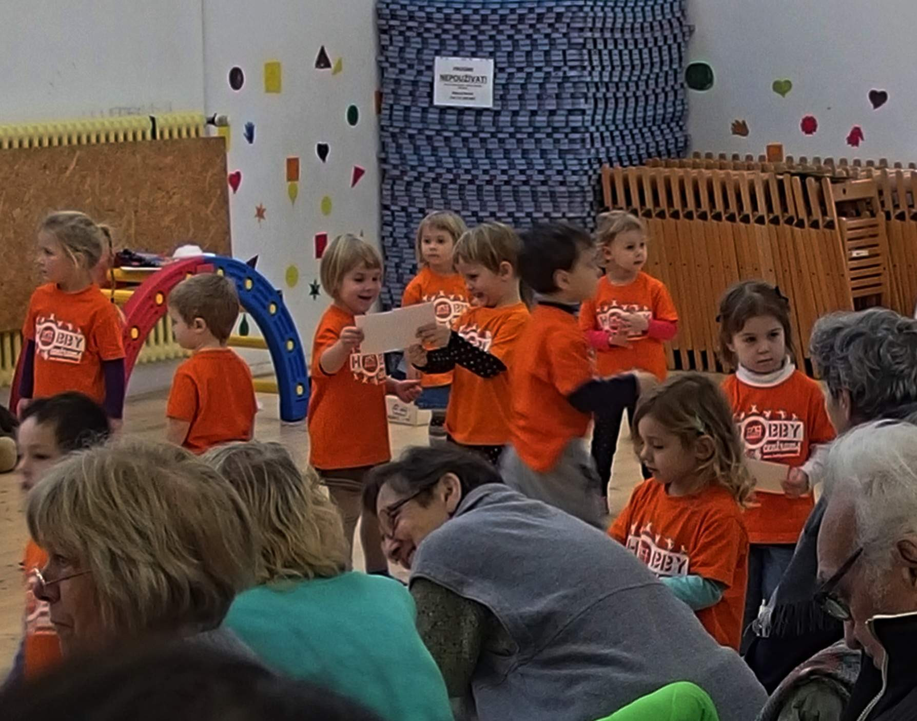 Vystoupení pro seniory. Kiki-Niki-Cha! Learn, play, and discover with us!