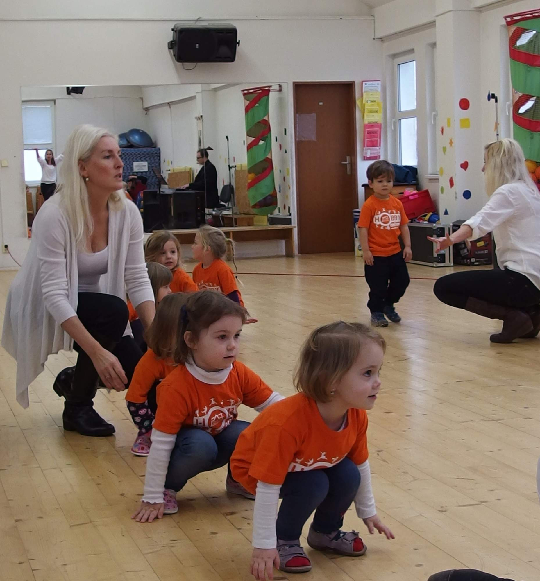 Vystoupení pro seniory. Kiki-Niki-Cha! Learn, play, and discover with us!