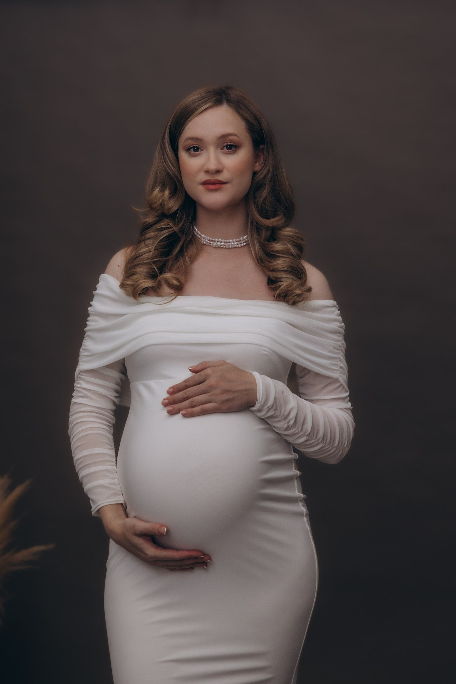A women’s photo shoot at a photo studio. Family and children’s lifestyle photographer Elena Tumanova