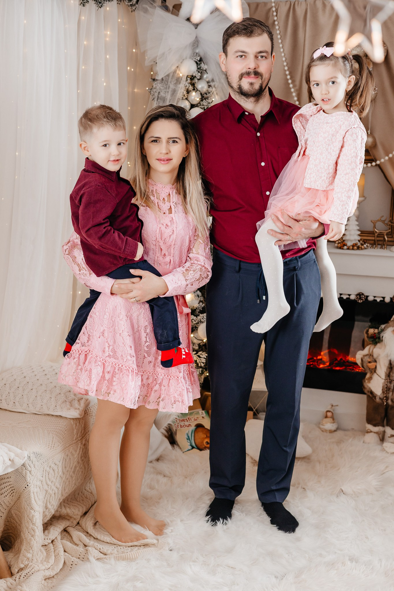 Ședințe Foto Crăciun 2025 Piatra Neamț | Fotografii de Sărbători | FotoACTIV. Fotograf Profesionist Piatra Neamț, Roman, Târgu Neamț, Bicaz, Neamț | Studio, Nuntă, Botez, Eveniment | FotoACTIV