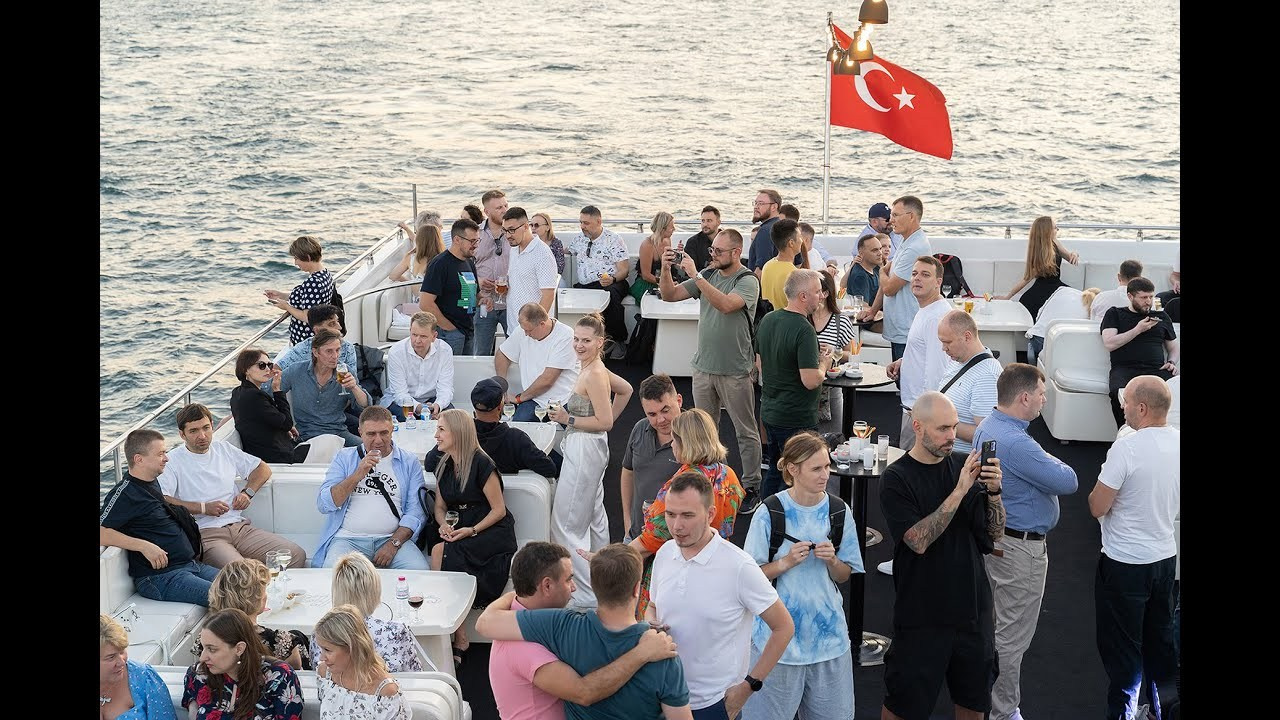 Съёмка видео в Стамбуле. Wedding, family and lifestyle photographer Anatoly. Photo sessions on rooftops with seagulls. Istanbul