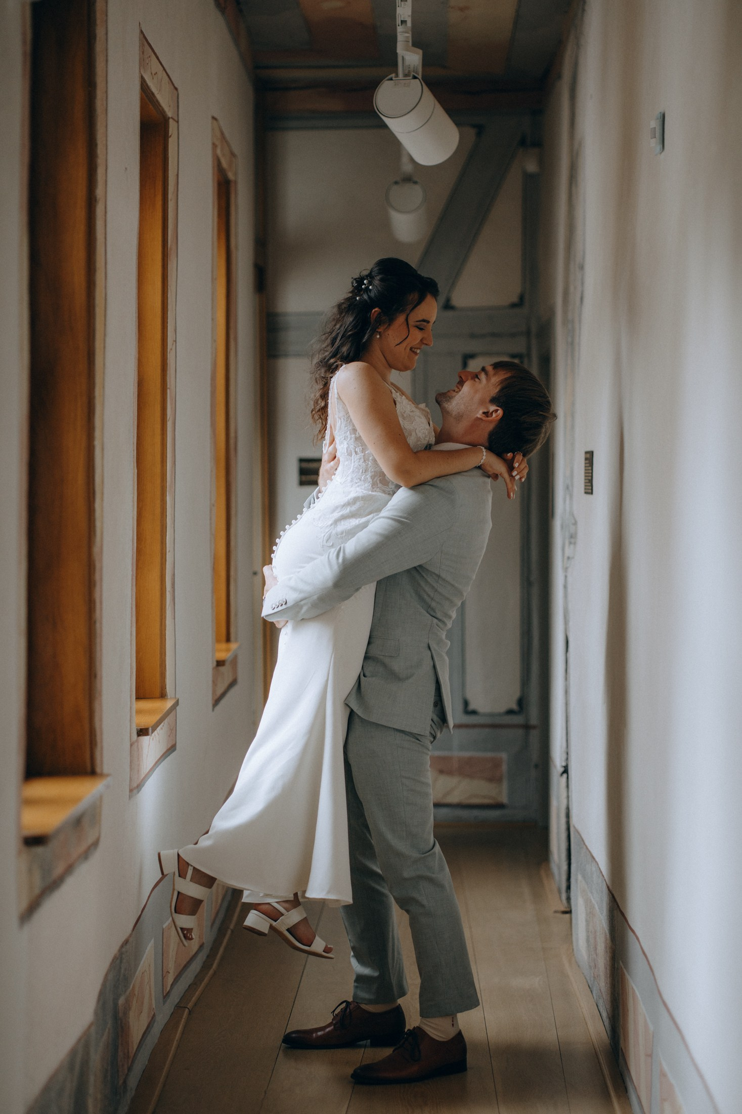 Brautpaar in enger Umarmung im Flur – authentische Hochzeitsfotos Sachsen