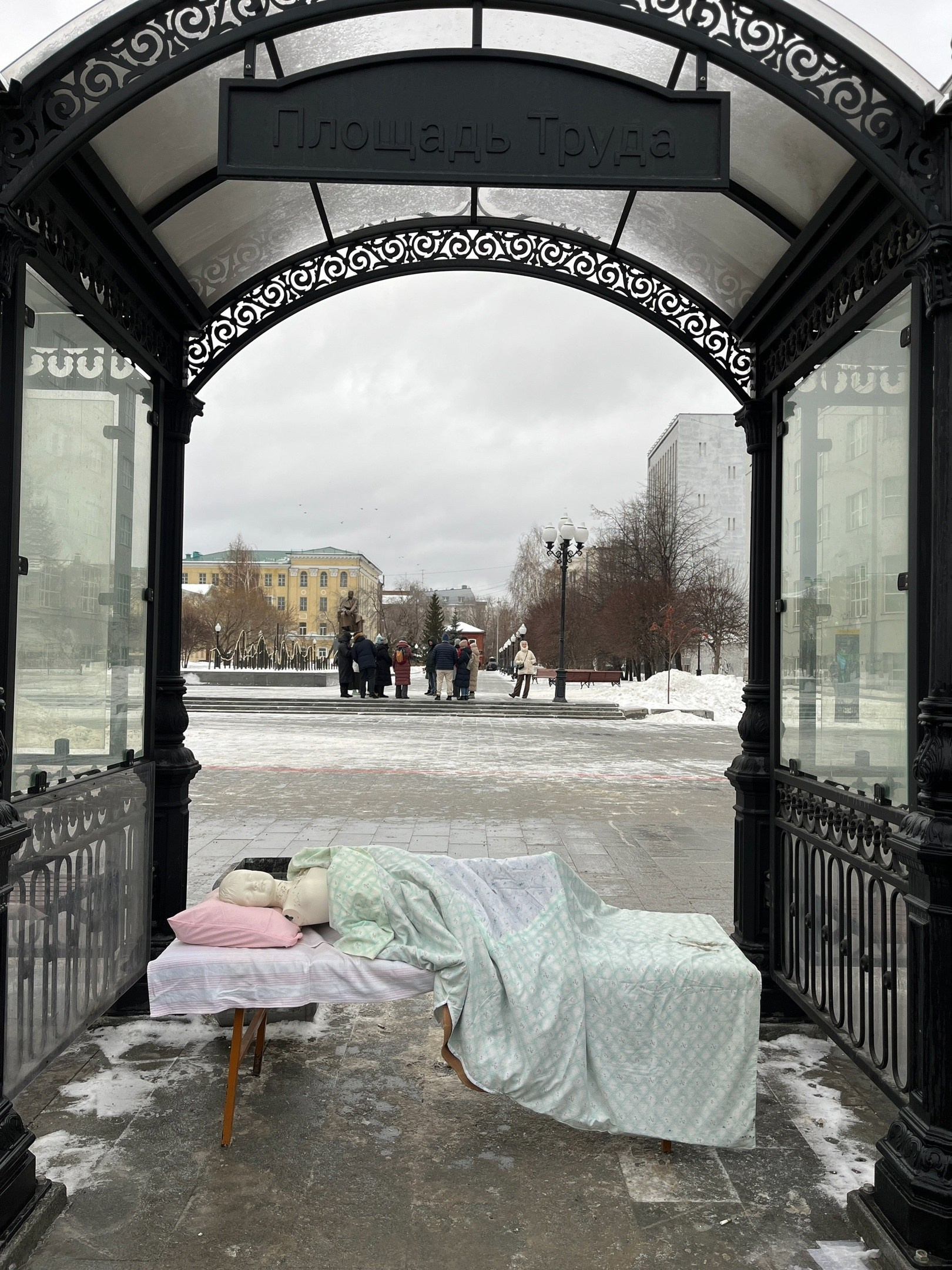 Акционизм города Бесов. Бесславные ублюдки: теплые остановки. Школа современного искусства Лени Сморагдовой