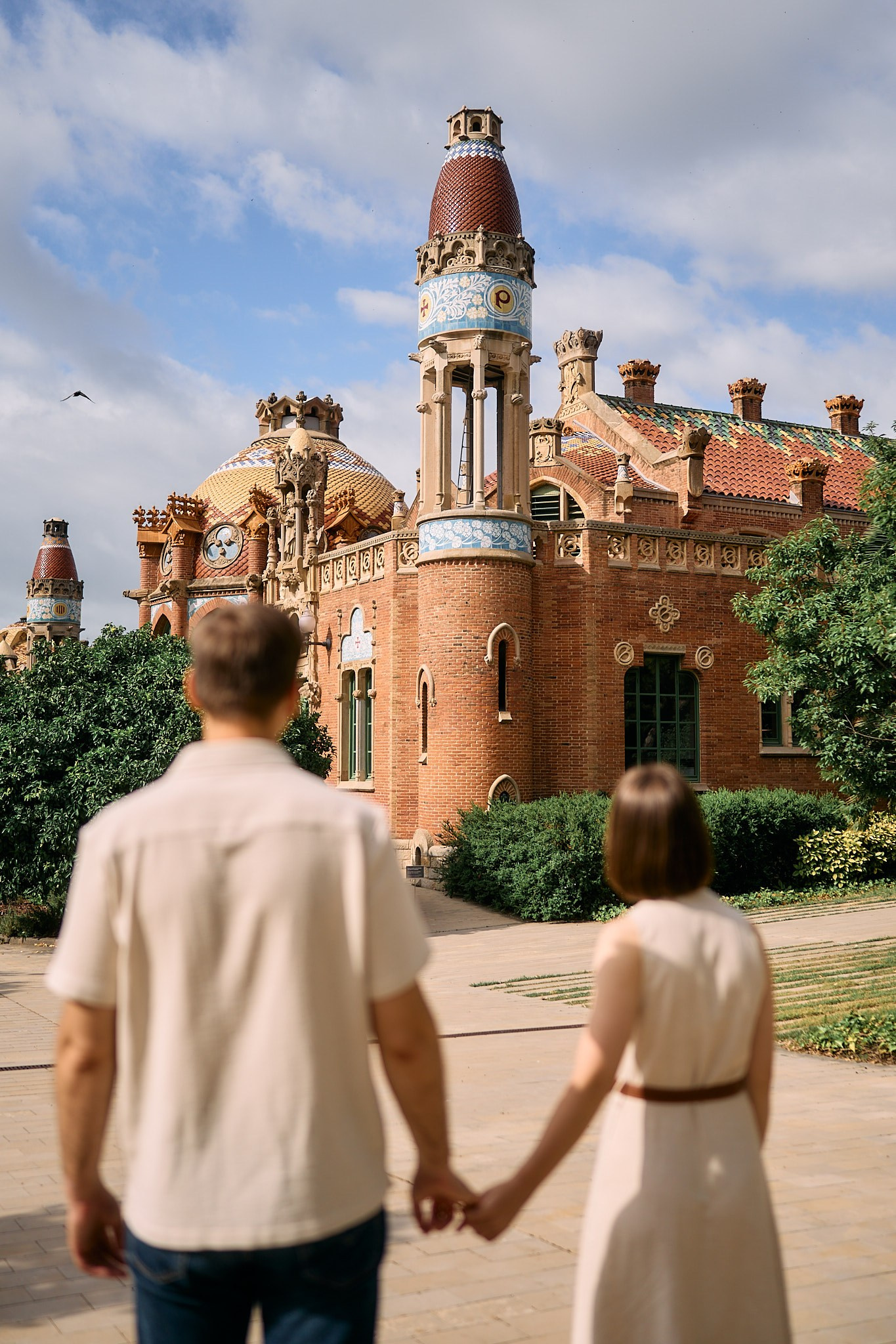 Description of the Sant Pau location for a  love-story or individual photo shoot in Barcelona, examples of photos taken at this photo spot. POSTCARD.BCN Photographer Kate in Barcelona. Love-story, family or individual photo shoots